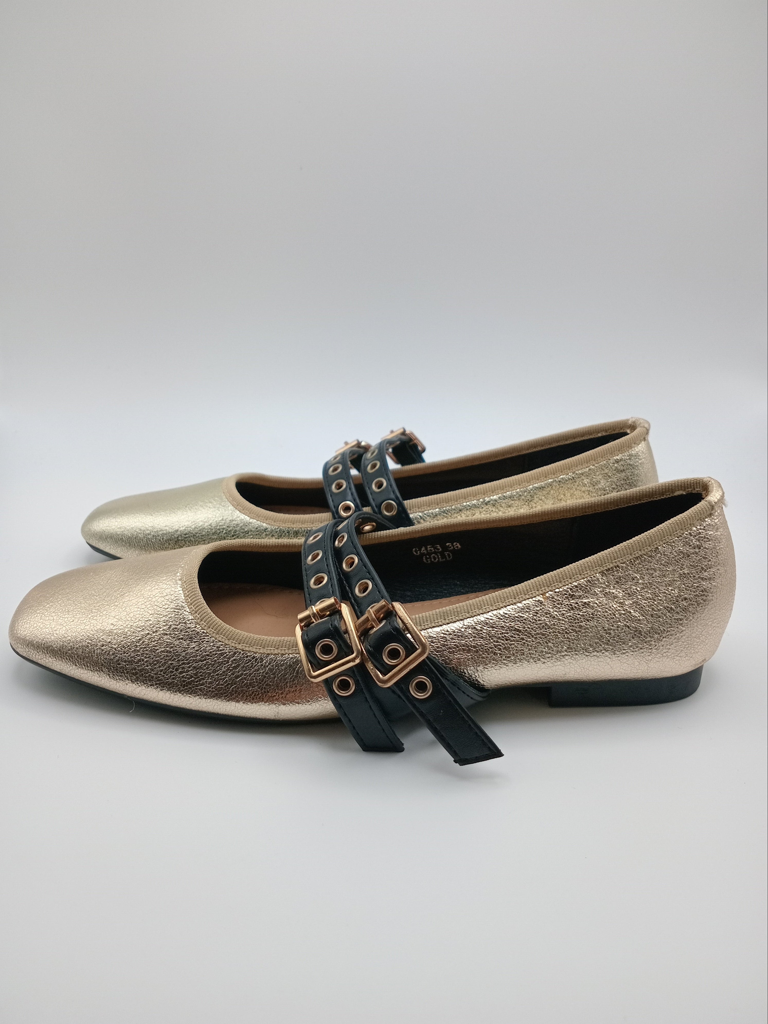 Sapatos Mary Jane Dourados Metalizados Joa com Tiras Duplas Pretas e Fivela; Sabrinas Elegantes de Ponta Quadrada para Senhora.