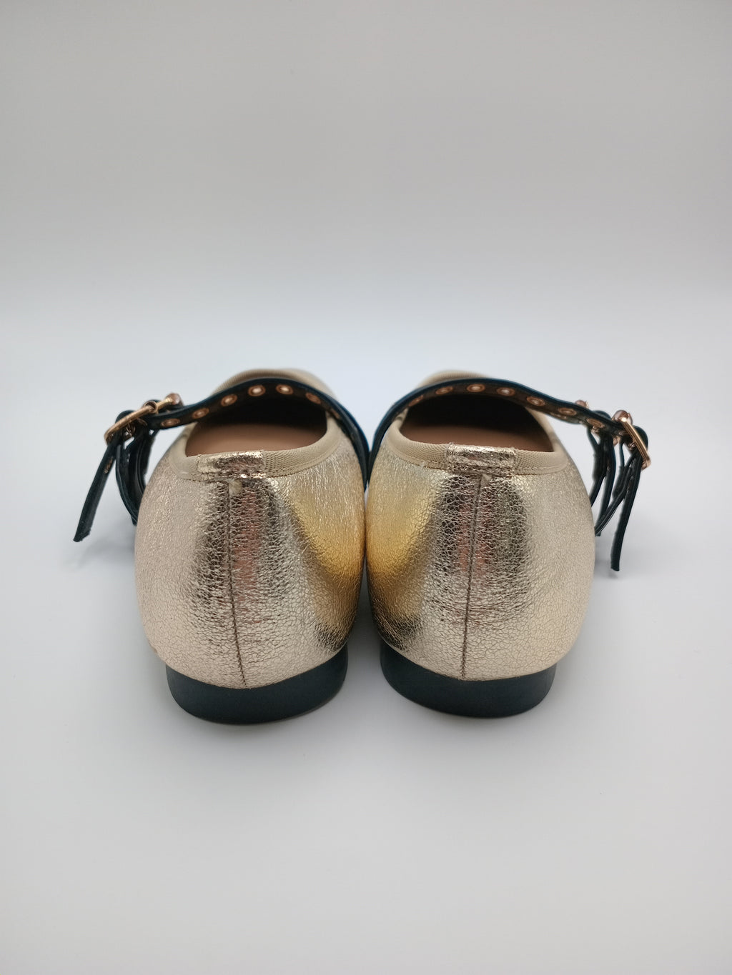 Sapatos Mary Jane Dourados Metalizados Joa com Tiras Duplas Pretas e Fivela; Sabrinas Elegantes de Ponta Quadrada para Senhora.