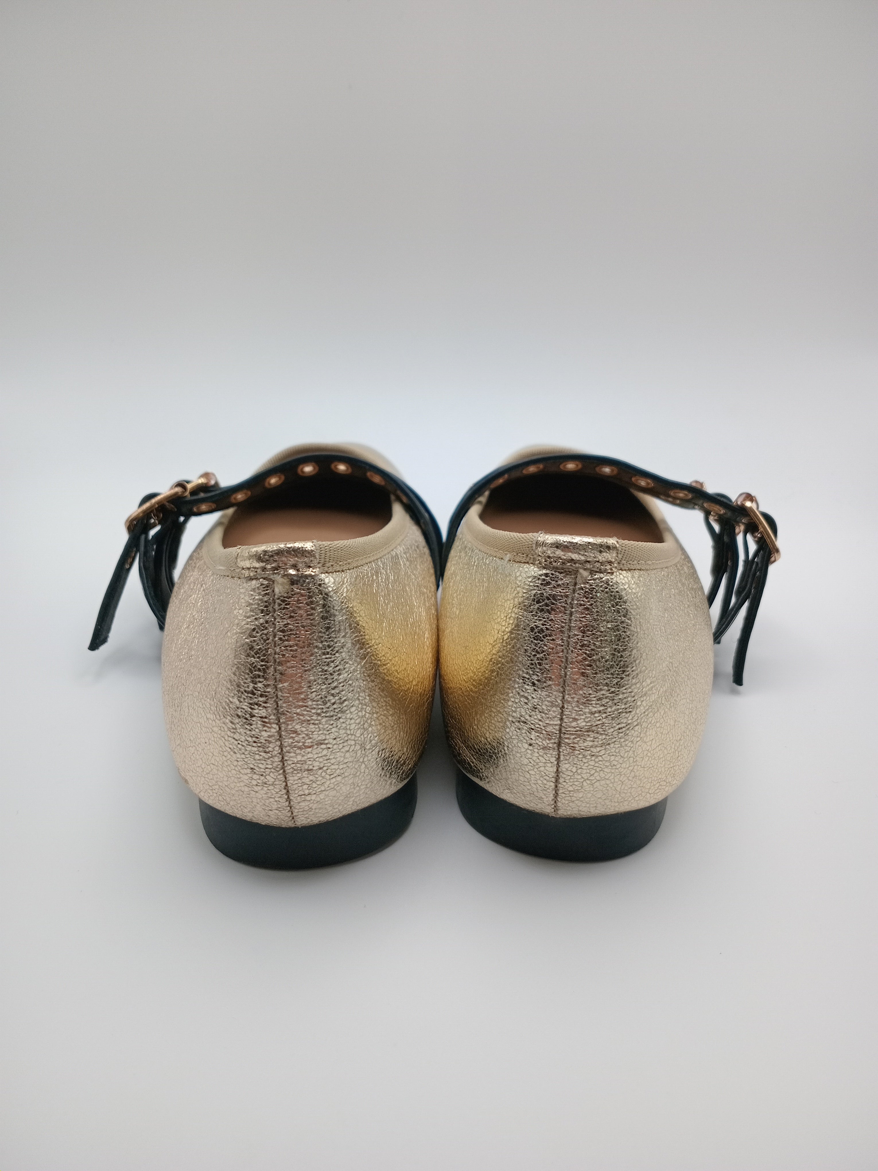 Sapatos Mary Jane Dourados Metalizados Joa com Tiras Duplas Pretas e Fivela; Sabrinas Elegantes de Ponta Quadrada para Senhora.