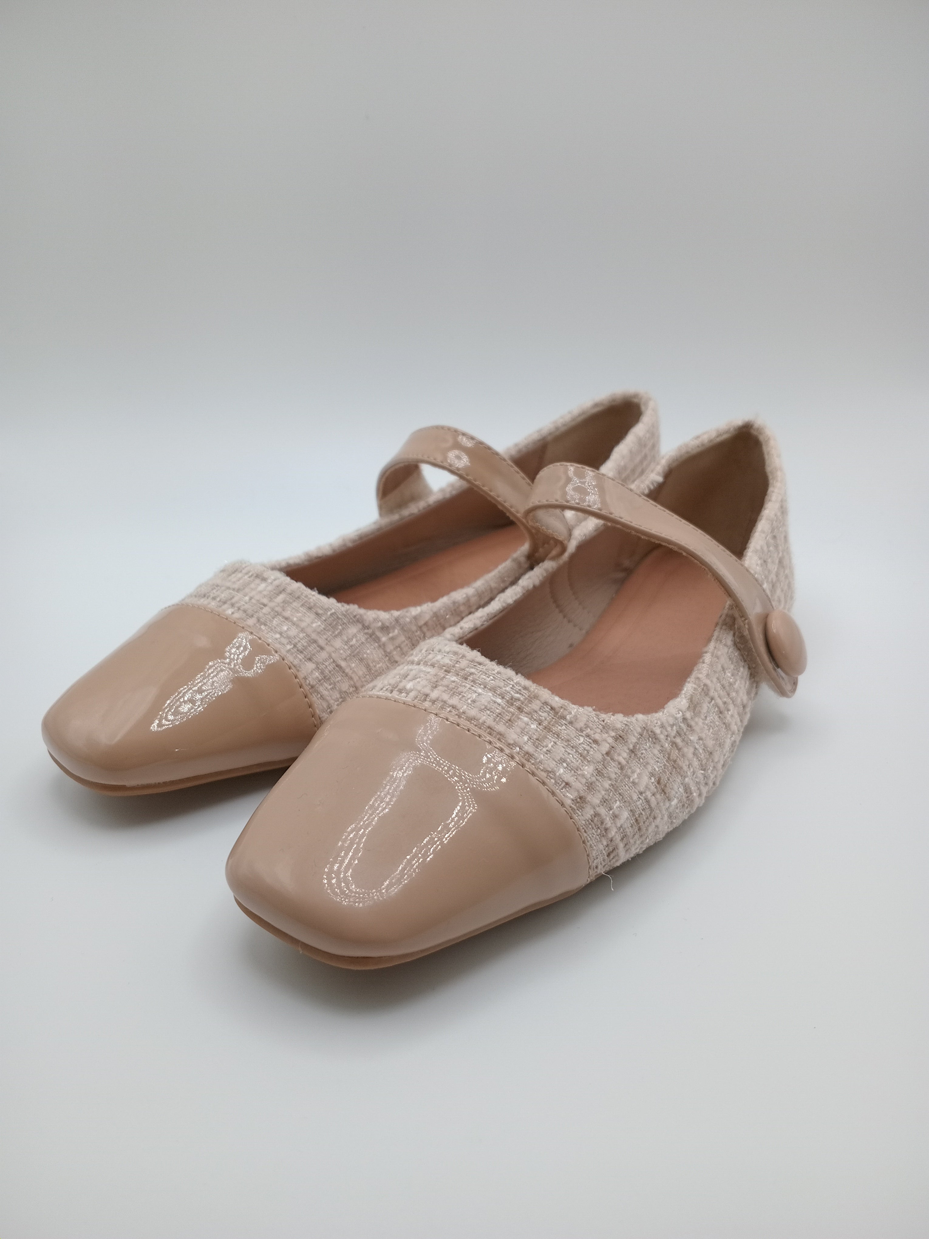 SABRINA MARY JANE BUONAROTTI BEGE TECIDO VERNIZ FECHO VELCRO BICO QUADRADO