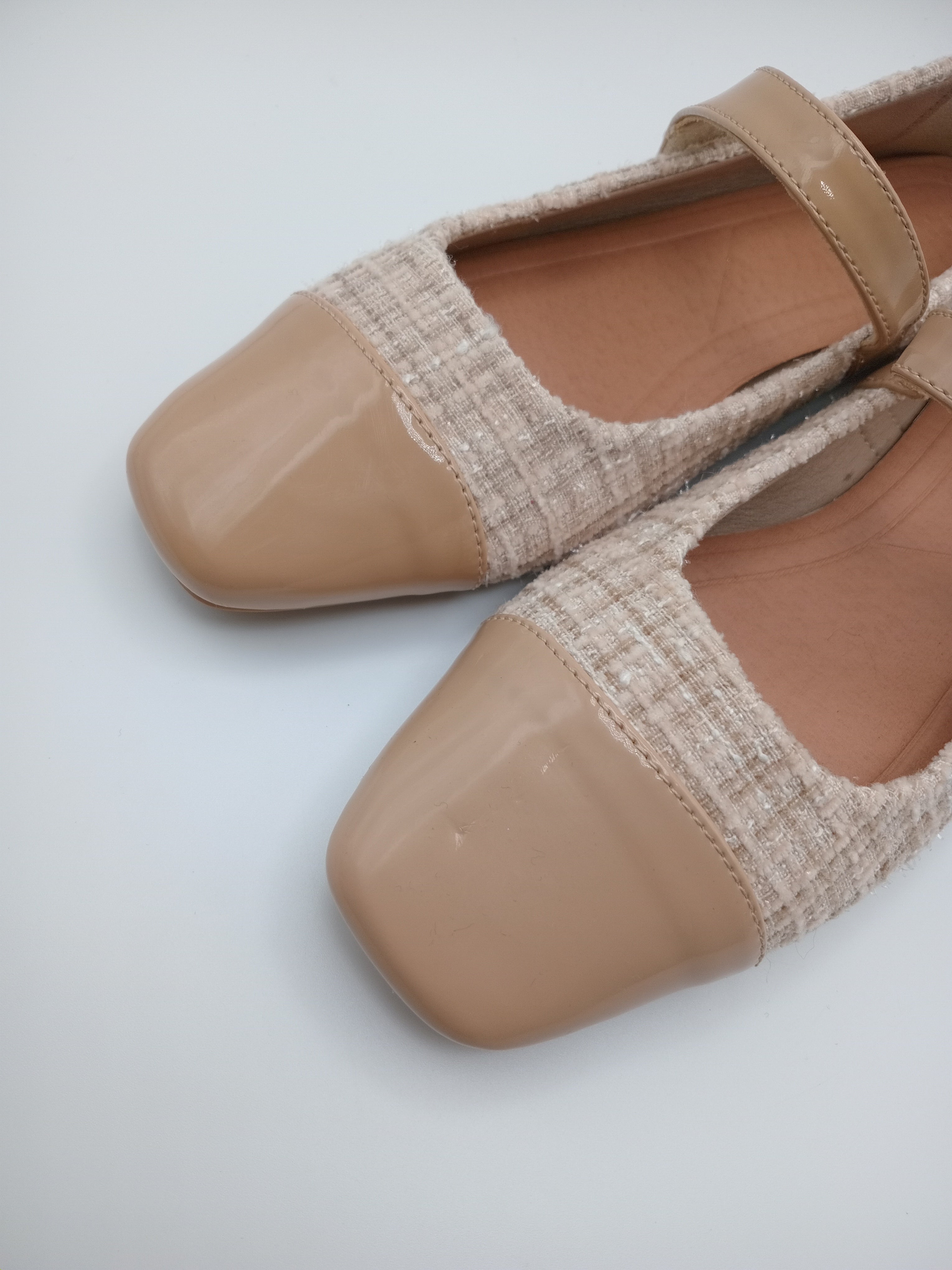 SABRINA MARY JANE BUONAROTTI BEGE TECIDO VERNIZ FECHO VELCRO BICO QUADRADO