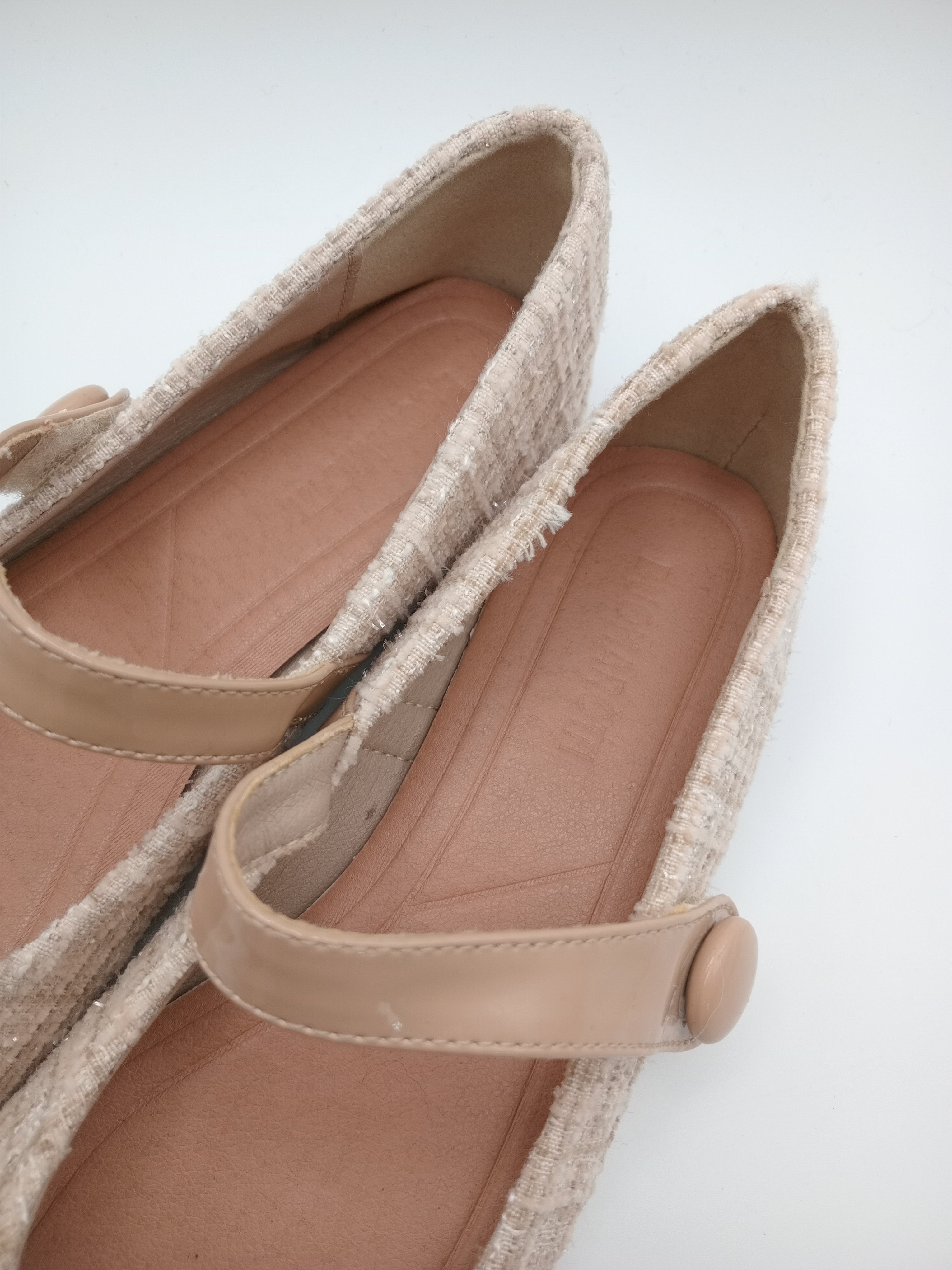 SABRINA MARY JANE BUONAROTTI BEGE TECIDO VERNIZ FECHO VELCRO BICO QUADRADO