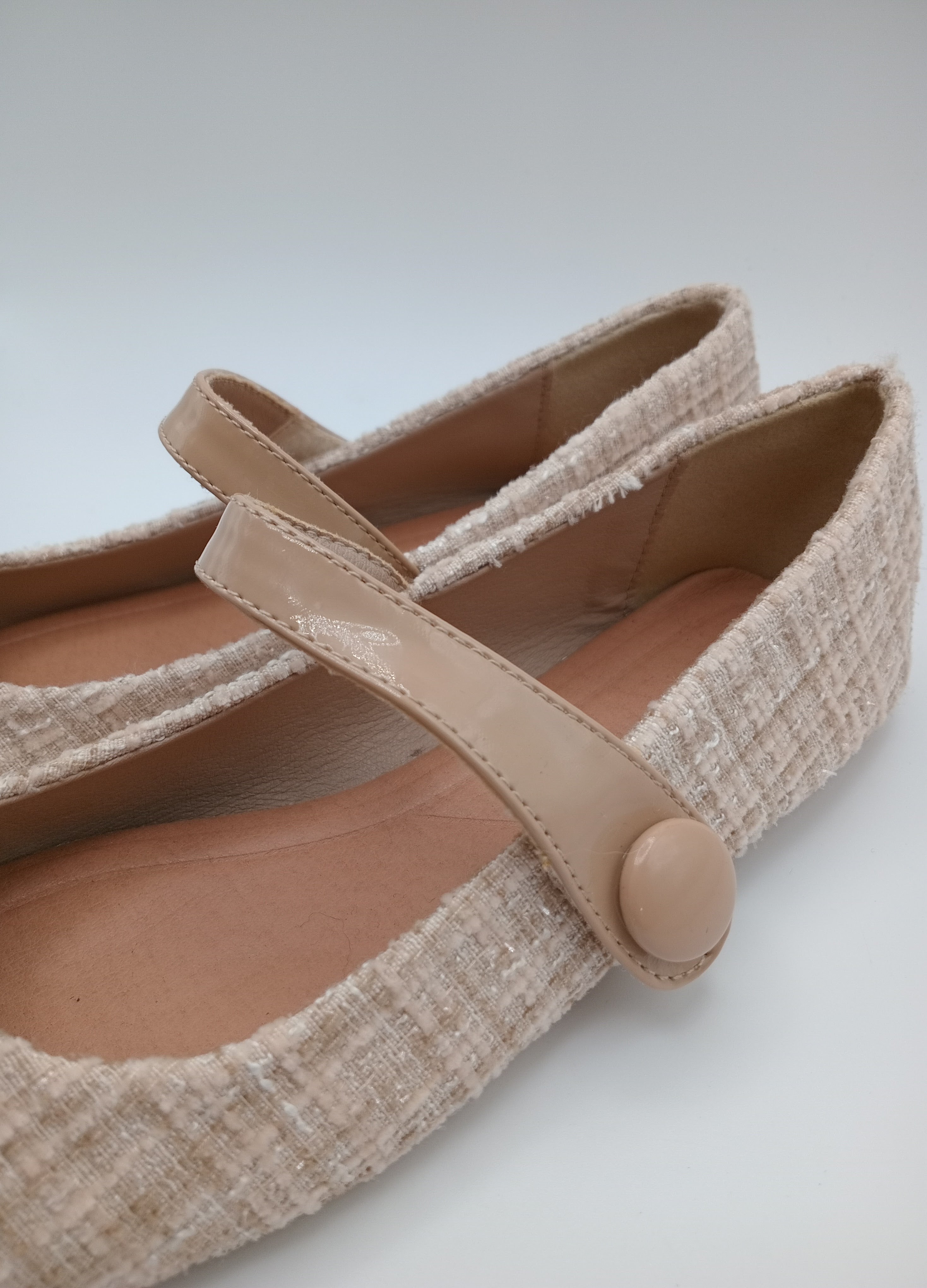 SABRINA MARY JANE BUONAROTTI BEGE TECIDO VERNIZ FECHO VELCRO BICO QUADRADO