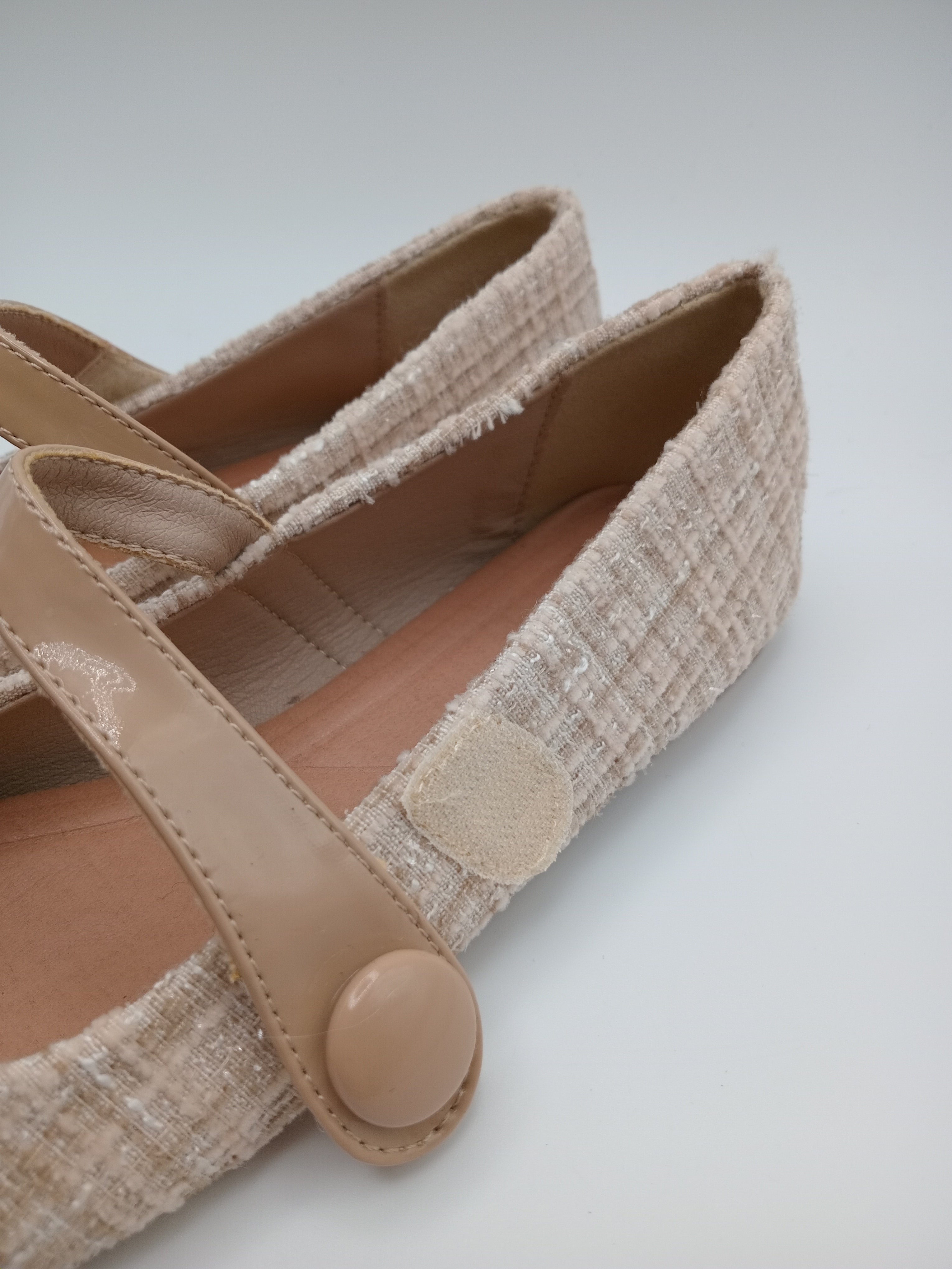 SABRINA MARY JANE BUONAROTTI BEGE TECIDO VERNIZ FECHO VELCRO BICO QUADRADO