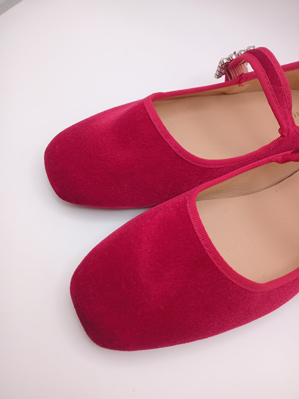 SABRINA MARY JANE FINDLAY VERMELHO VELUDO FIVELA QUADRADA PEDRAS BRILHO BICO QUADRADO