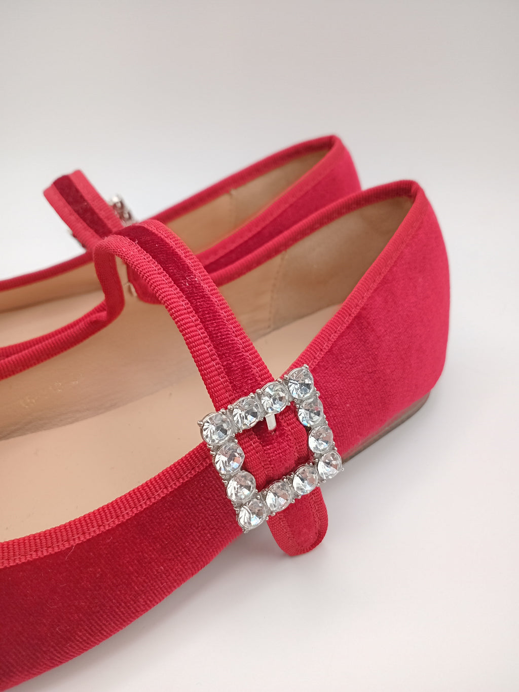 SABRINA MARY JANE FINDLAY VERMELHO VELUDO FIVELA QUADRADA PEDRAS BRILHO BICO QUADRADO