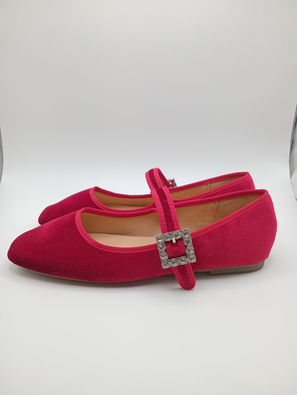 SABRINA MARY JANE FINDLAY VERMELHO VELUDO FIVELA QUADRADA PEDRAS BRILHO BICO QUADRADO