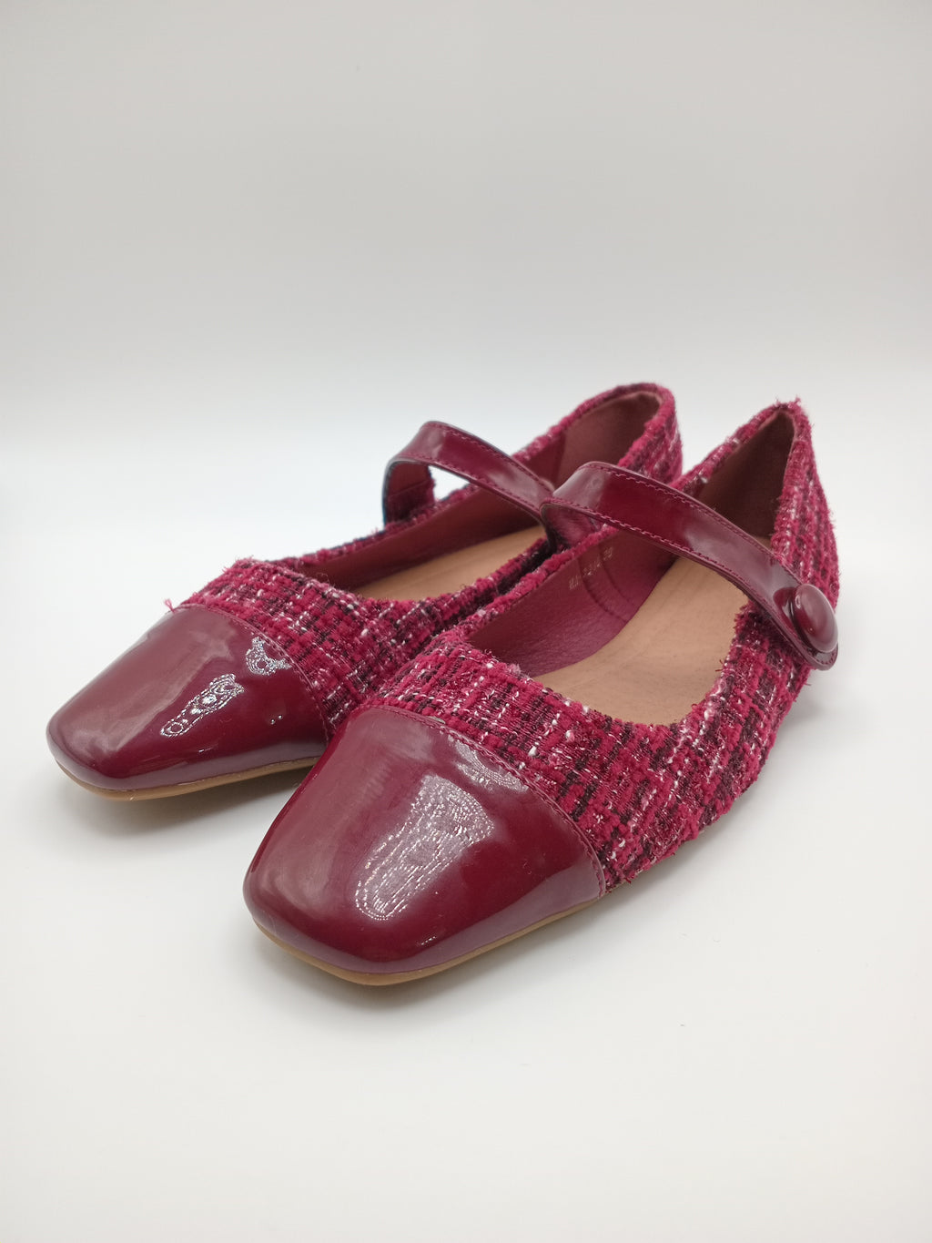 Sapatilhas Mary Jane Buonarotti em Tweed Bordeaux; Sabrinas de Bico Quadrado com Detalhe em Verniz; Calçado Elegante e Confortável com Tira Ajustável; Sapatos Rasos Modernos para Outono e Inverno
