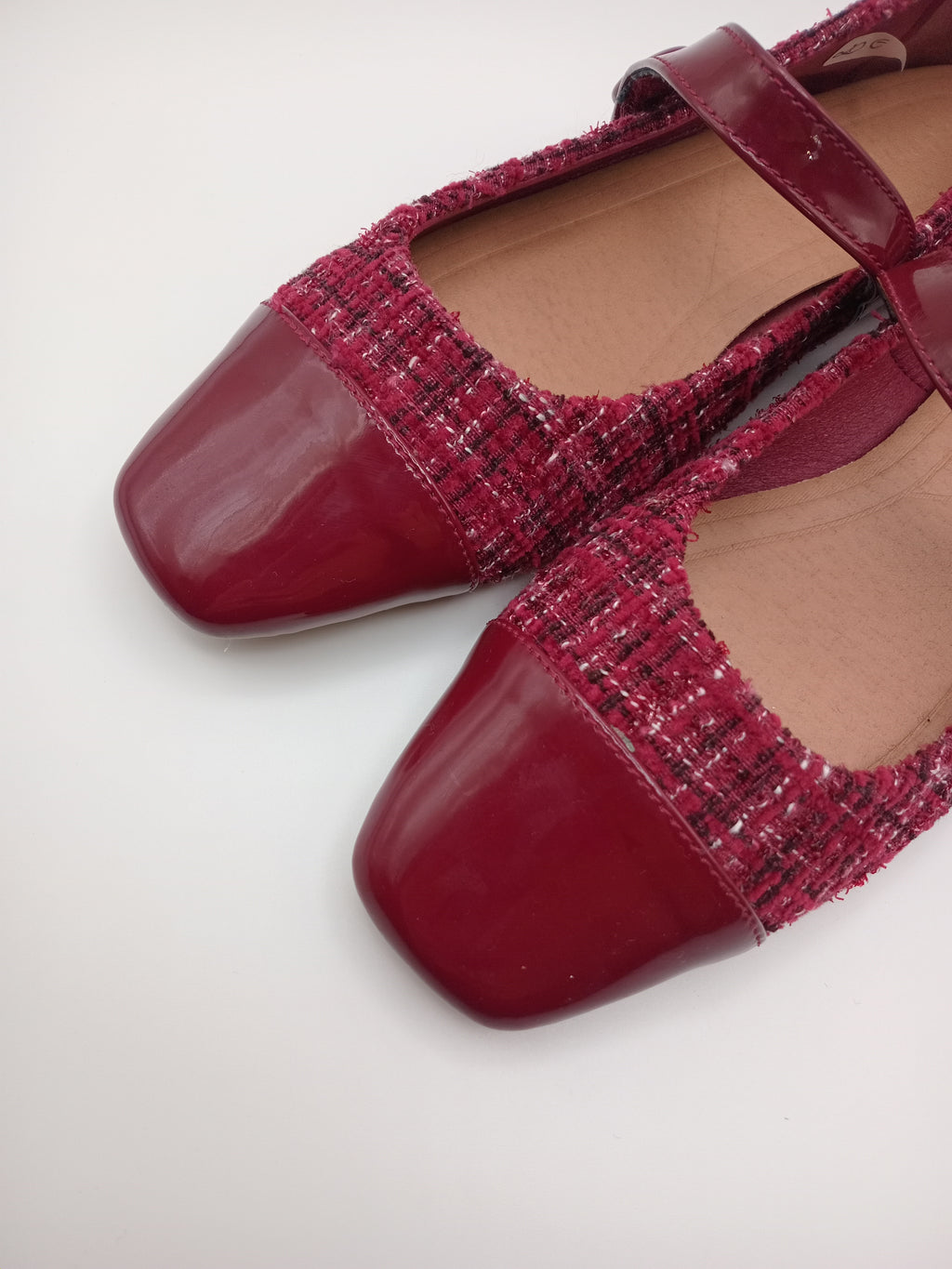 Sapatilhas Mary Jane Buonarotti em Tweed Bordeaux; Sabrinas de Bico Quadrado com Detalhe em Verniz; Calçado Elegante e Confortável com Tira Ajustável; Sapatos Rasos Modernos para Outono e Inverno