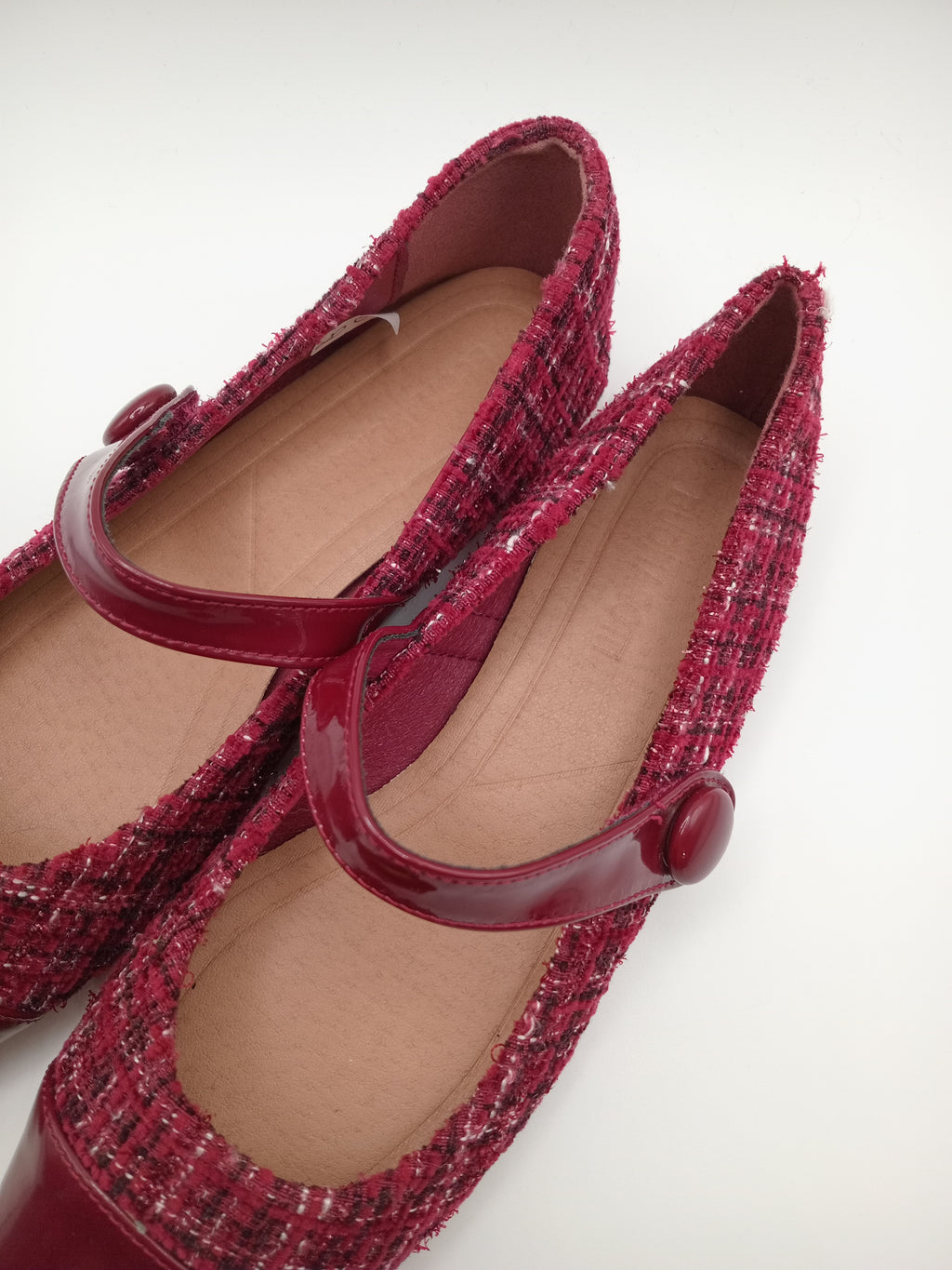 Sapatilhas Mary Jane Buonarotti em Tweed Bordeaux; Sabrinas de Bico Quadrado com Detalhe em Verniz; Calçado Elegante e Confortável com Tira Ajustável; Sapatos Rasos Modernos para Outono e Inverno