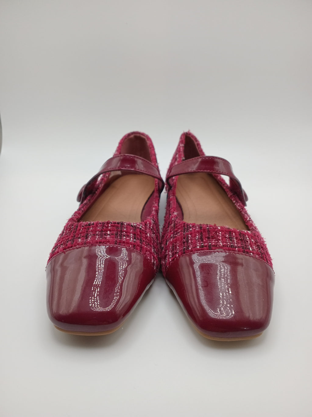 Sapatilhas Mary Jane Buonarotti em Tweed Bordeaux; Sabrinas de Bico Quadrado com Detalhe em Verniz; Calçado Elegante e Confortável com Tira Ajustável; Sapatos Rasos Modernos para Outono e Inverno