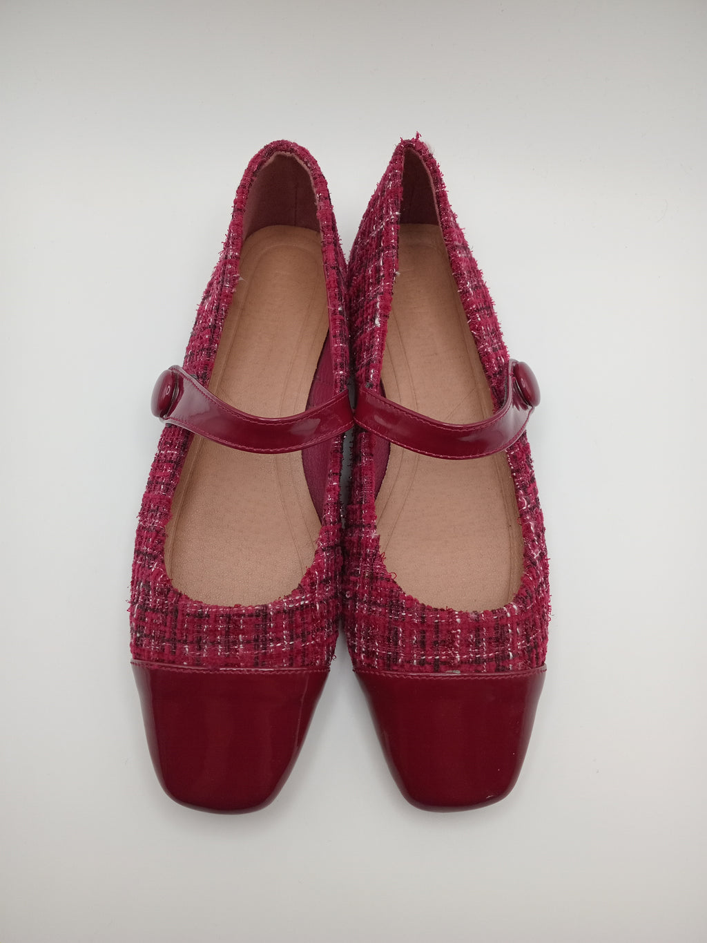 Sapatilhas Mary Jane Buonarotti em Tweed Bordeaux; Sabrinas de Bico Quadrado com Detalhe em Verniz; Calçado Elegante e Confortável com Tira Ajustável; Sapatos Rasos Modernos para Outono e Inverno