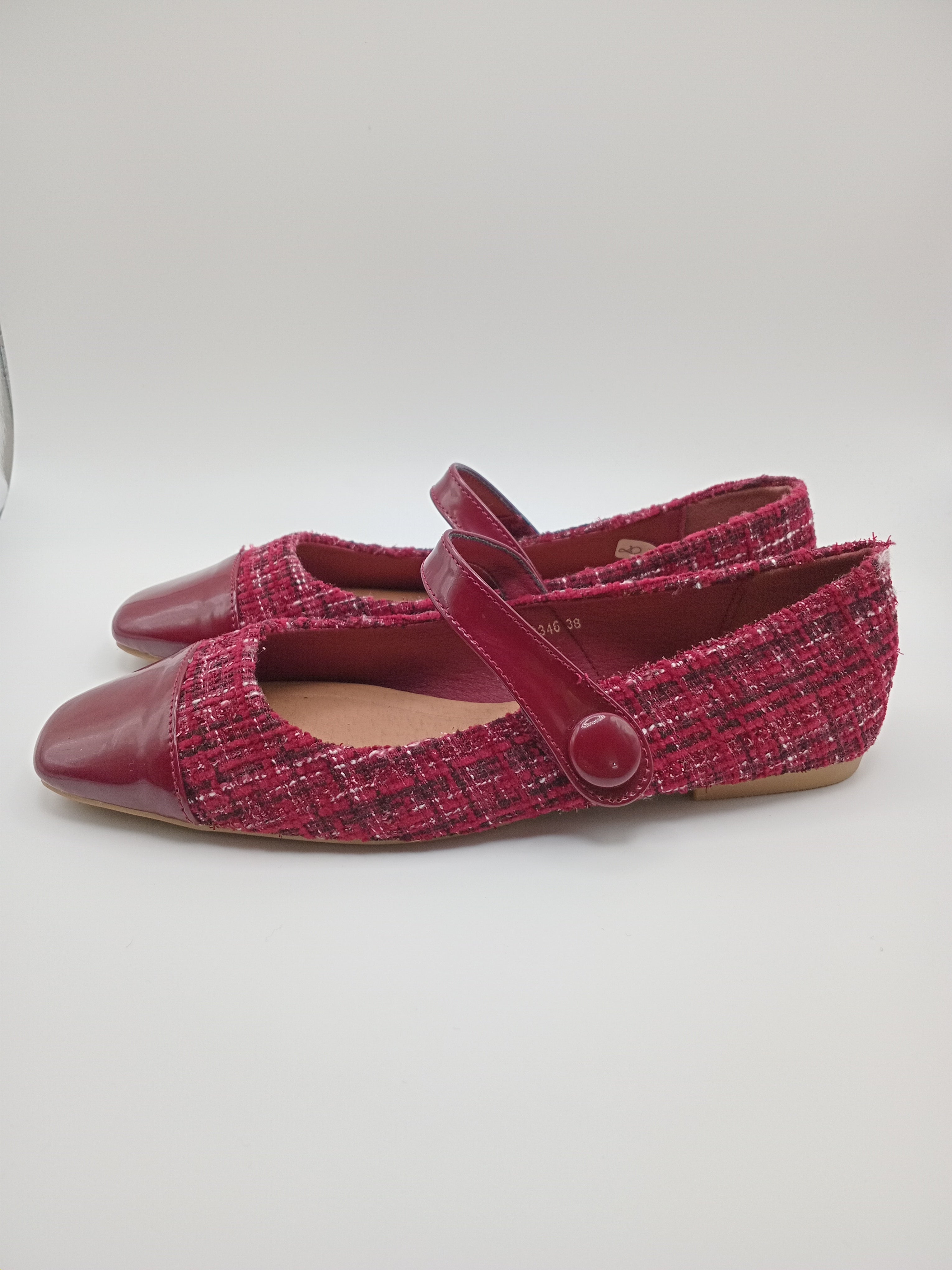 Sapatilhas Mary Jane Buonarotti em Tweed Bordeaux; Sabrinas de Bico Quadrado com Detalhe em Verniz; Calçado Elegante e Confortável com Tira Ajustável; Sapatos Rasos Modernos para Outono e Inverno