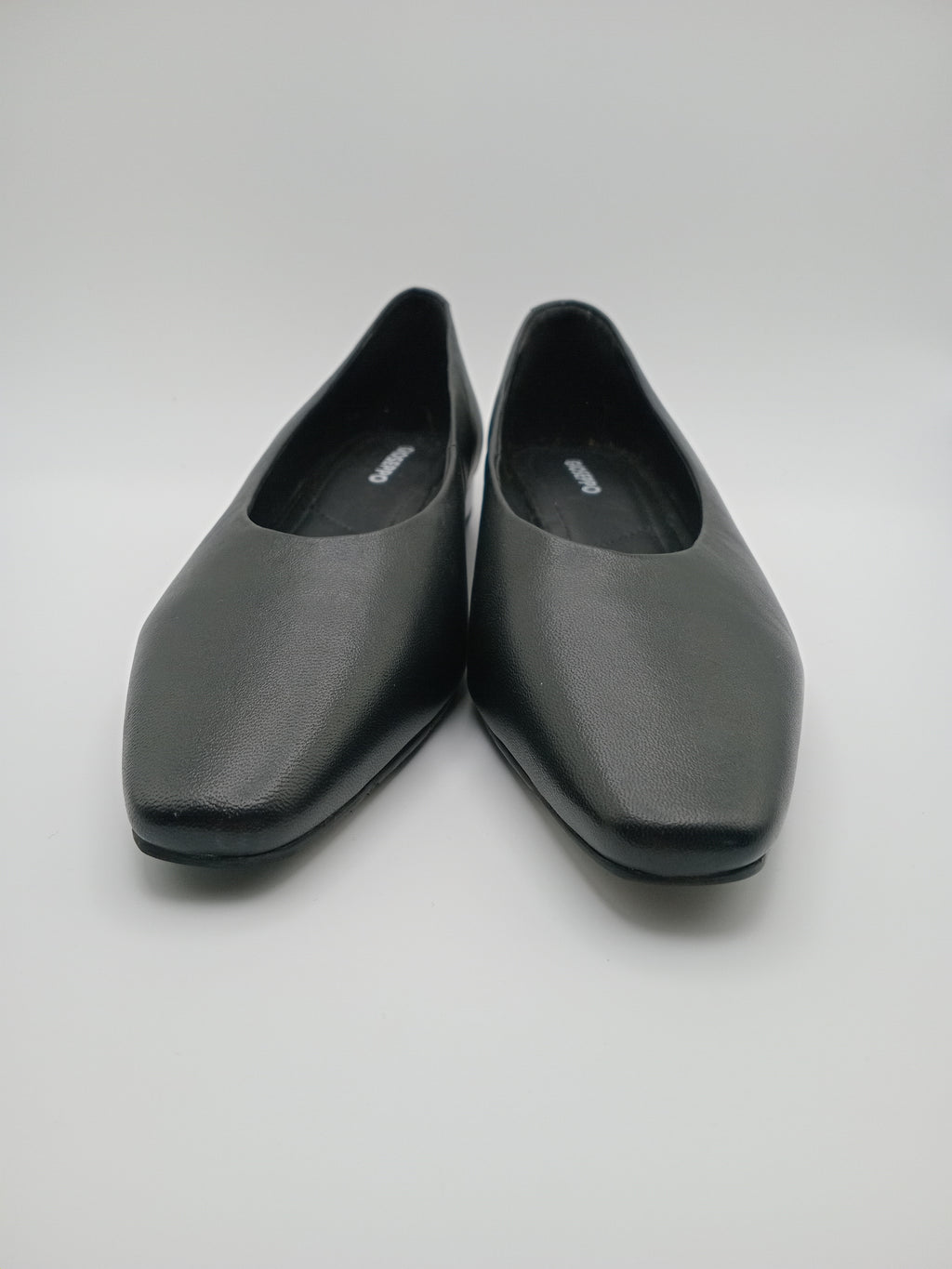 Sapatos de Mulher Gioseppo Pretos em Pele com Biqueira Quadrada; Sabrinas Elegantes de Salto Baixo para Escritório e Trabalho; Calçado Confortável e Versátil de Senhora.
