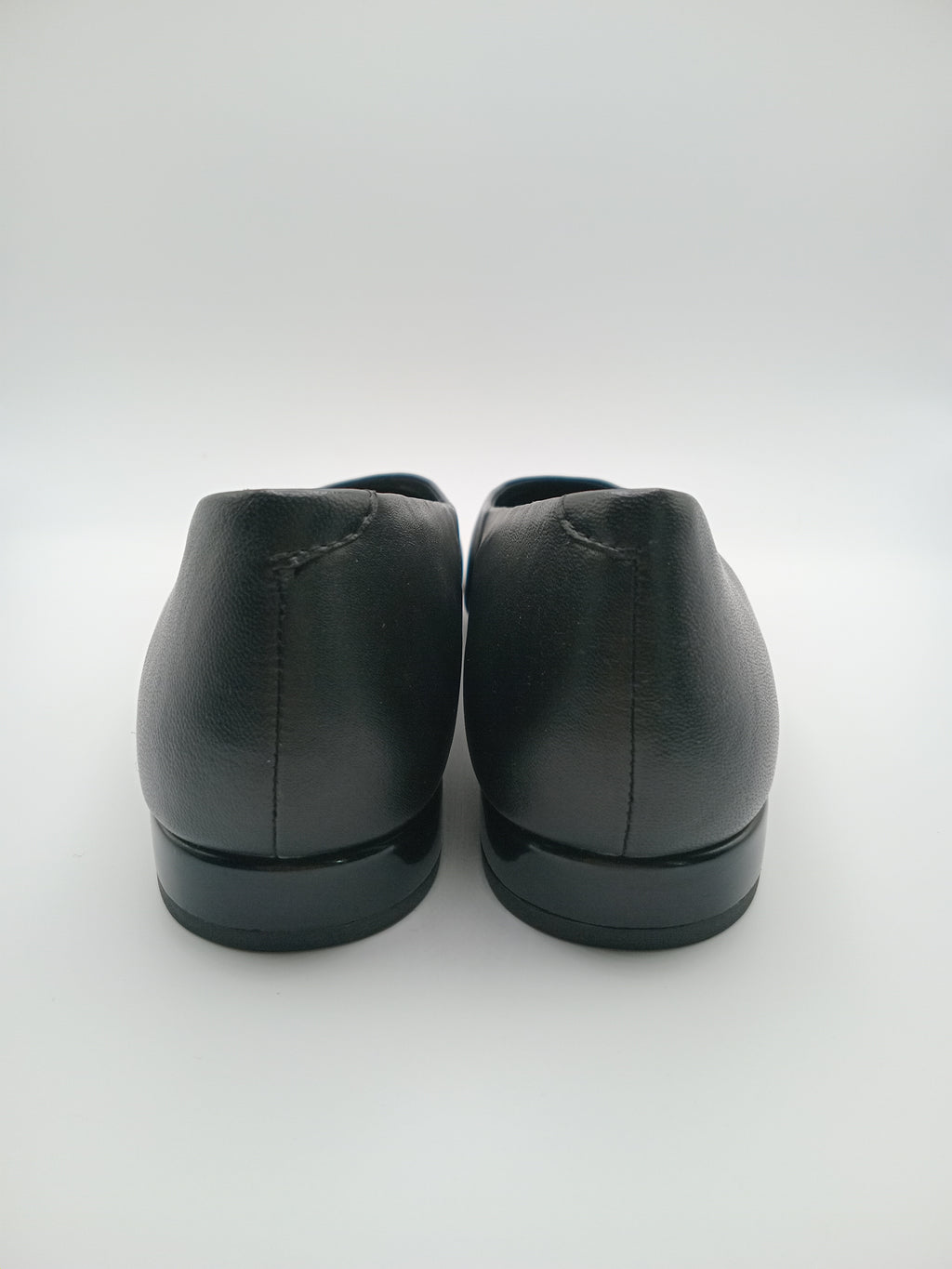 Sapatos de Mulher Gioseppo Pretos em Pele com Biqueira Quadrada; Sabrinas Elegantes de Salto Baixo para Escritório e Trabalho; Calçado Confortável e Versátil de Senhora.