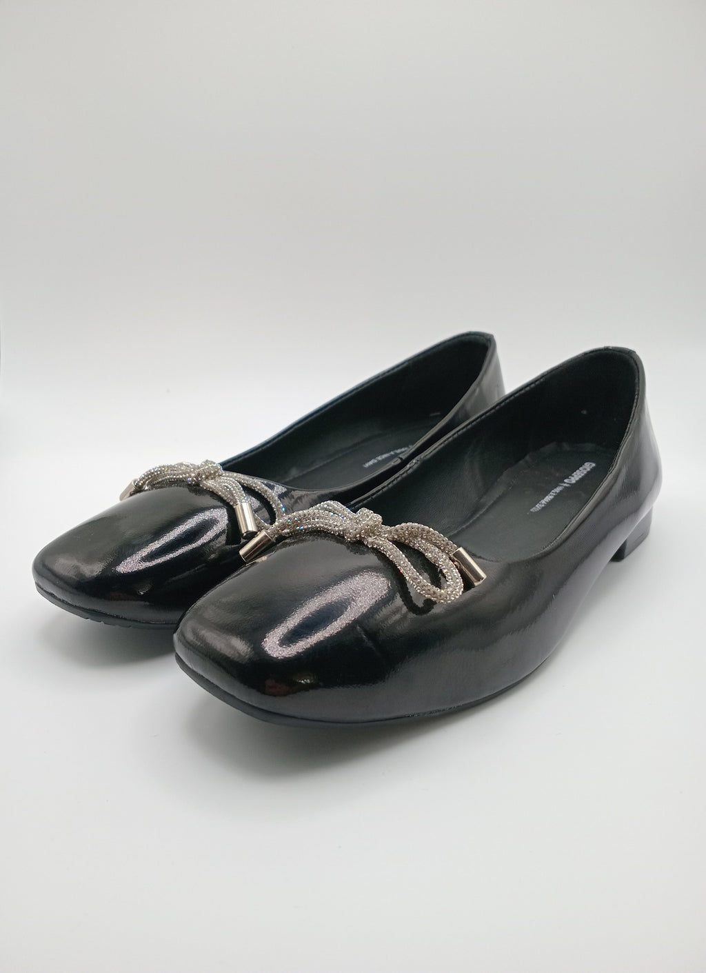 Sapatos Femininos Rasos Verniz Gioseppo Pretos; Sabrinas Elegantes com Laço de Brilhantes e Ponta Quadrada; Calçado Confortável para Escritório ou Cerimónia