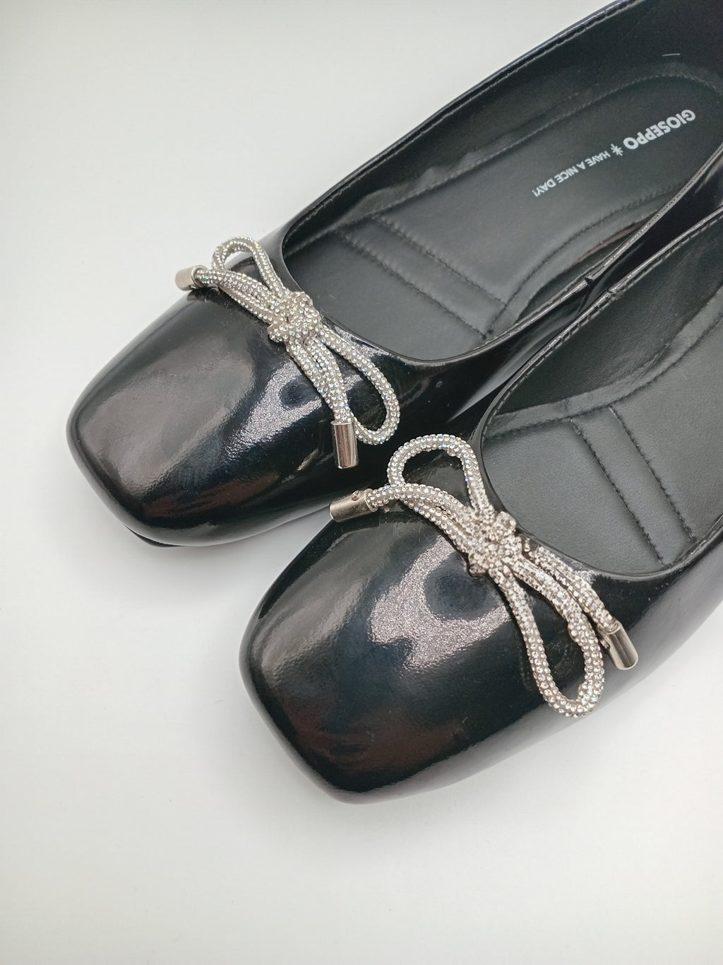 Sapatos Femininos Rasos Verniz Gioseppo Pretos; Sabrinas Elegantes com Laço de Brilhantes e Ponta Quadrada; Calçado Confortável para Escritório ou Cerimónia