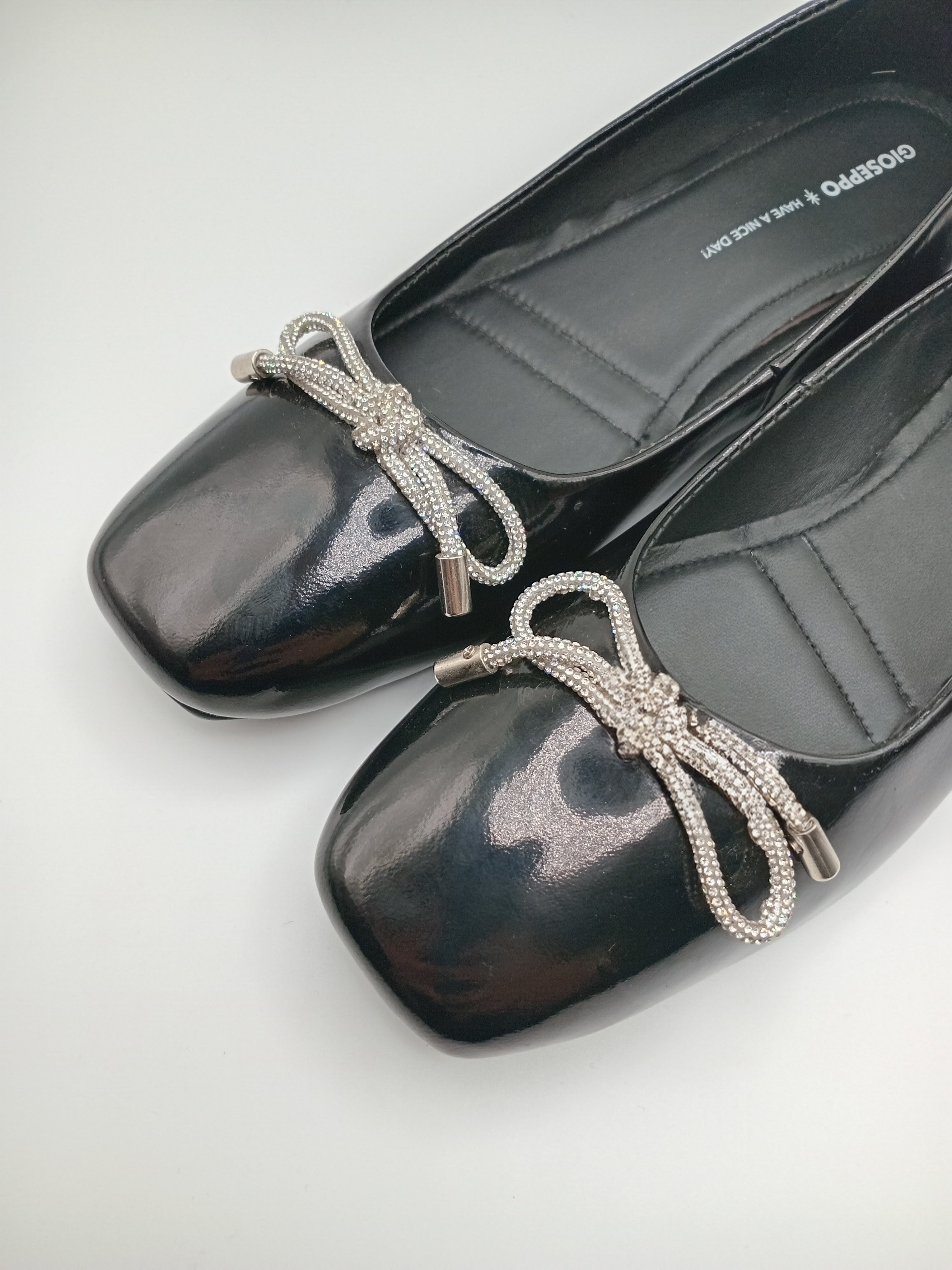 SABRINA GIOSEPPO PRETO COURO LAÇO BRILHO CRAVEJADA BICO QUADRADO