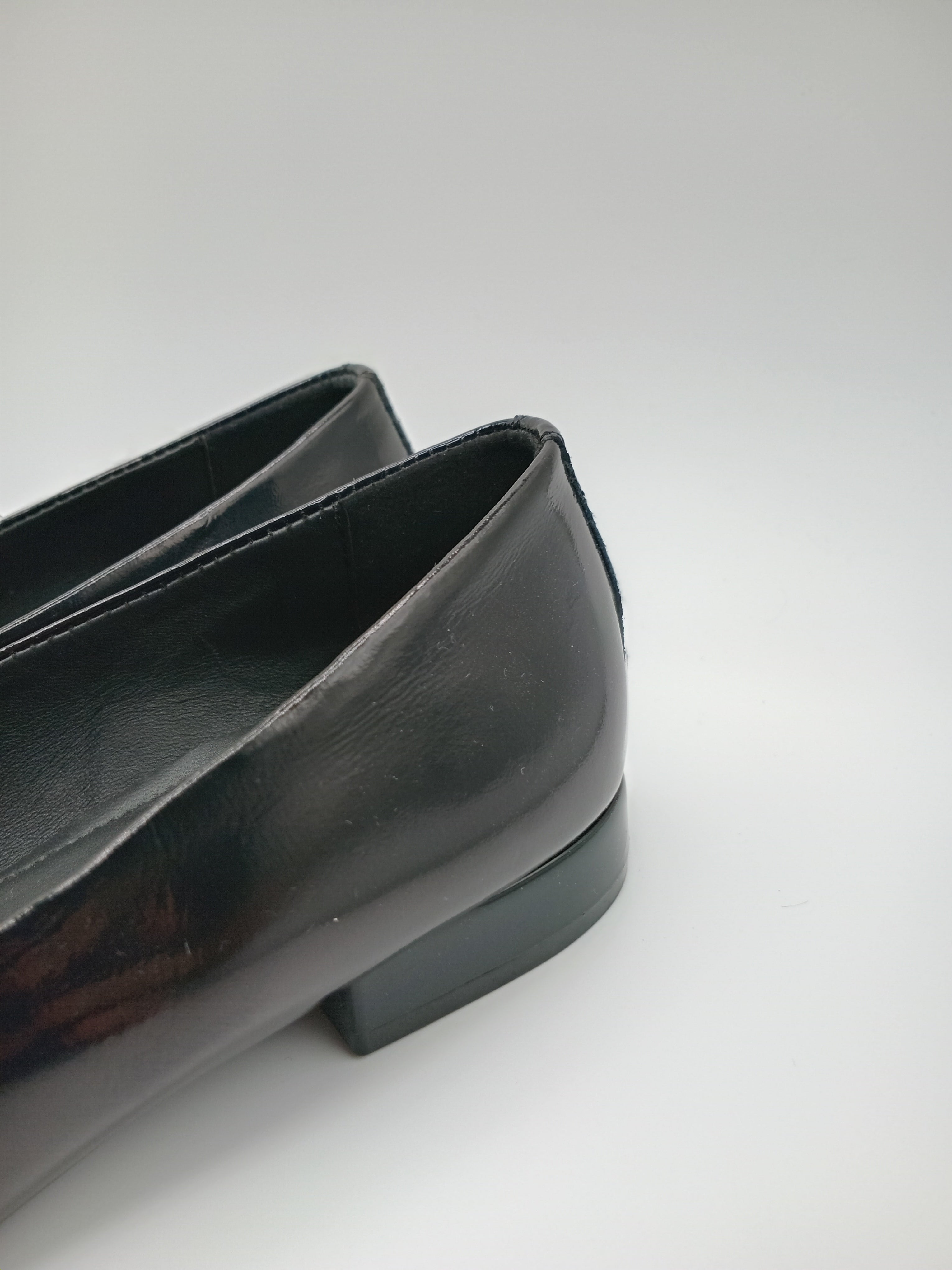 SABRINA GIOSEPPO PRETO COURO LAÇO BRILHO CRAVEJADA BICO QUADRADO