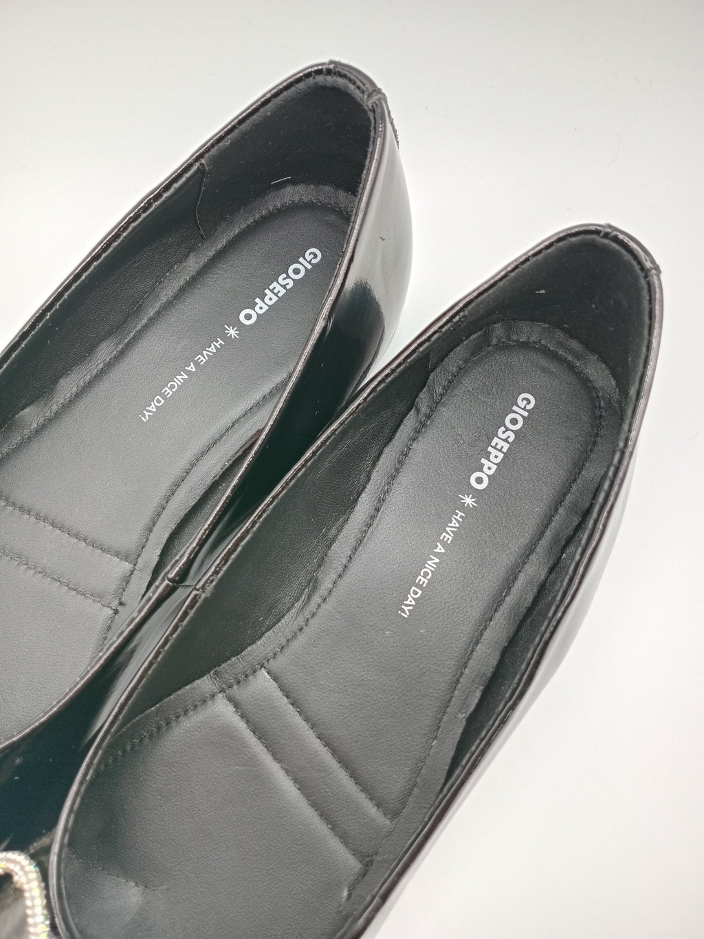 Sapatos Femininos Rasos Verniz Gioseppo Pretos; Sabrinas Elegantes com Laço de Brilhantes e Ponta Quadrada; Calçado Confortável para Escritório ou Cerimónia