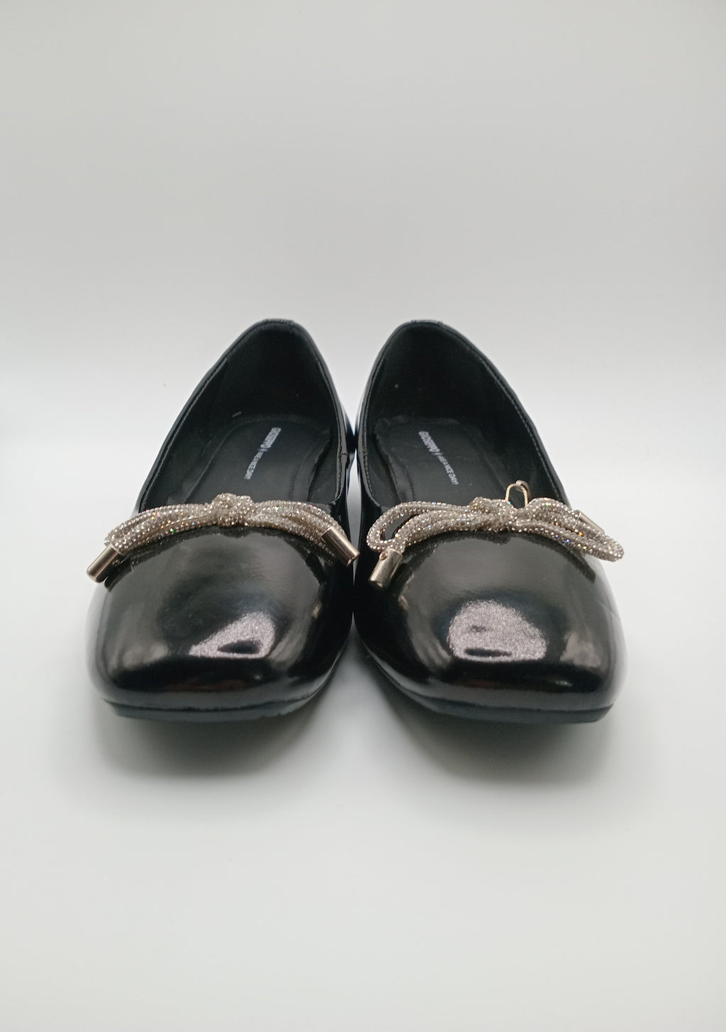 Sapatos Femininos Rasos Verniz Gioseppo Pretos; Sabrinas Elegantes com Laço de Brilhantes e Ponta Quadrada; Calçado Confortável para Escritório ou Cerimónia