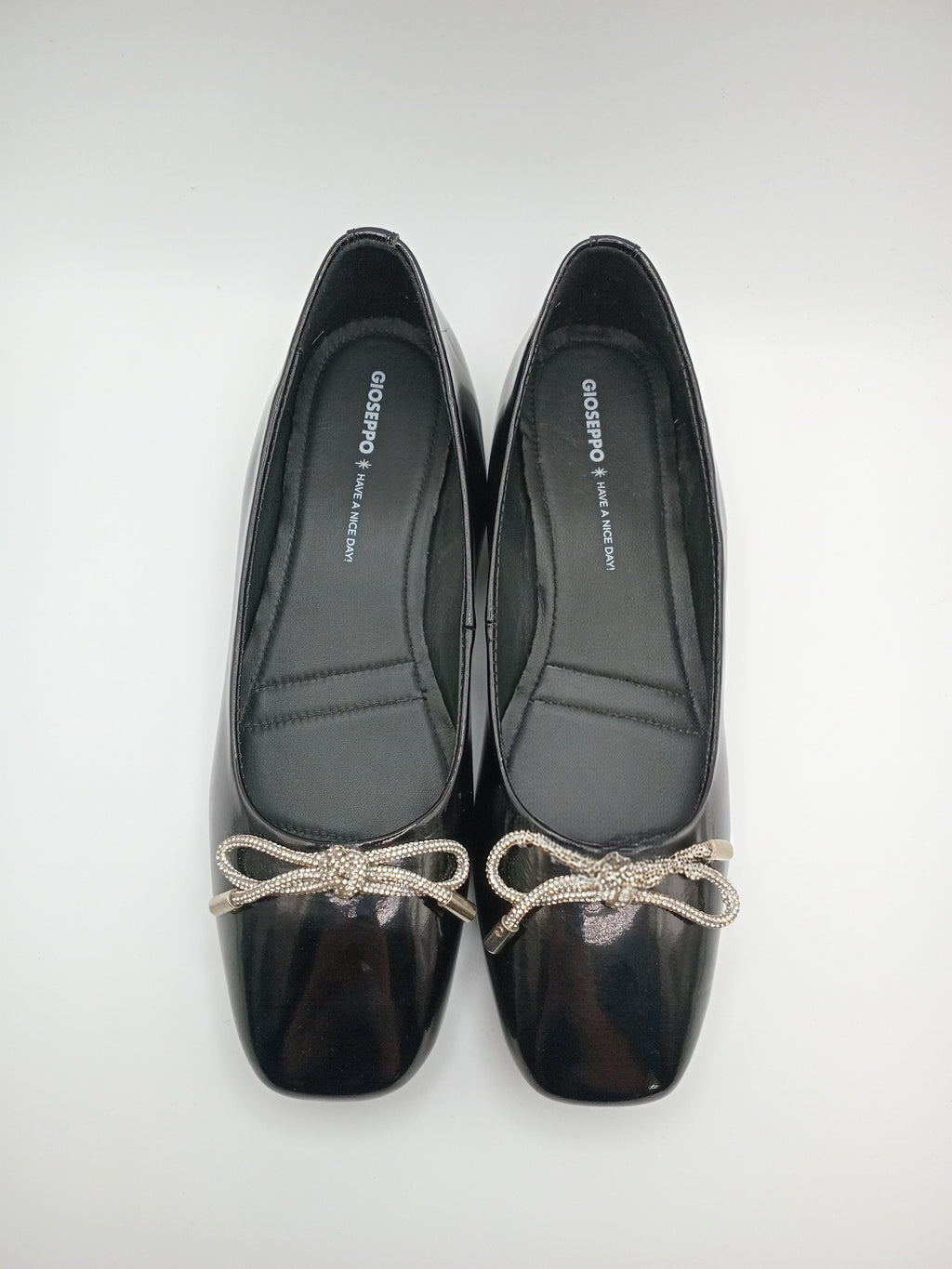 Sapatos Femininos Rasos Verniz Gioseppo Pretos; Sabrinas Elegantes com Laço de Brilhantes e Ponta Quadrada; Calçado Confortável para Escritório ou Cerimónia