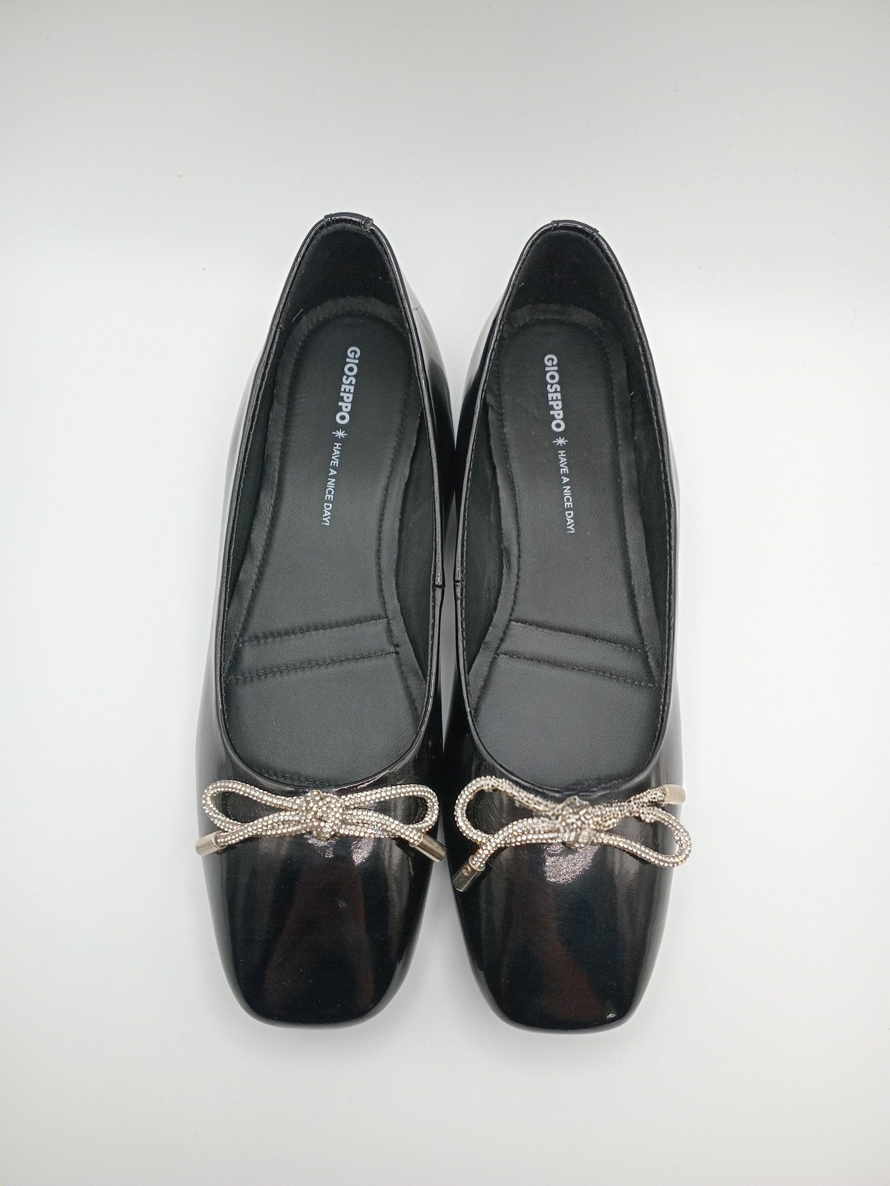 Sapatos Femininos Rasos Verniz Gioseppo Pretos; Sabrinas Elegantes com Laço de Brilhantes e Ponta Quadrada; Calçado Confortável para Escritório ou Cerimónia