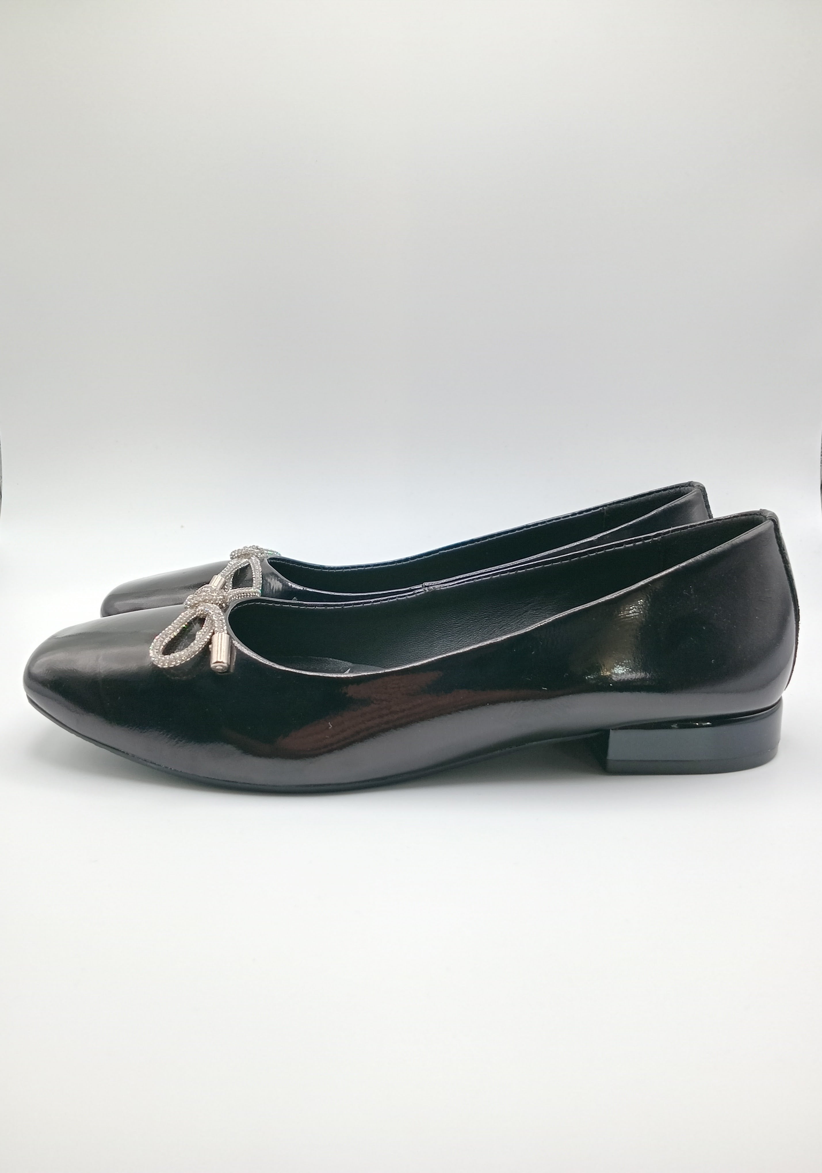 Sapatos Femininos Rasos Verniz Gioseppo Pretos; Sabrinas Elegantes com Laço de Brilhantes e Ponta Quadrada; Calçado Confortável para Escritório ou Cerimónia