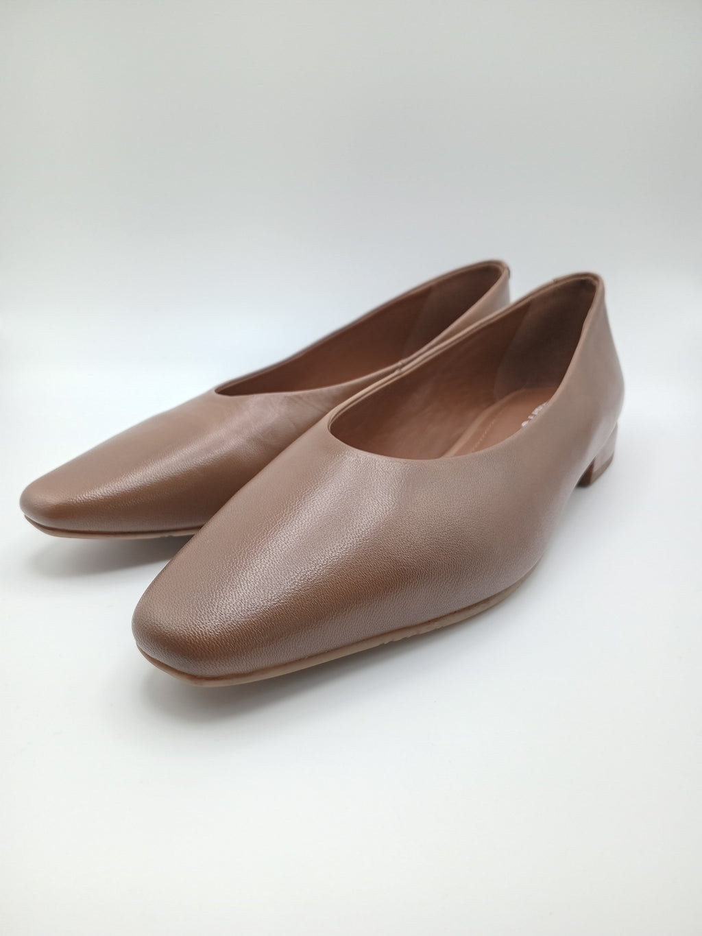 Sabrina Feminina Gioseppo em Pele Castanha; Bico Quadrado e Salto Raspeto; Design Minimalista e Confortável