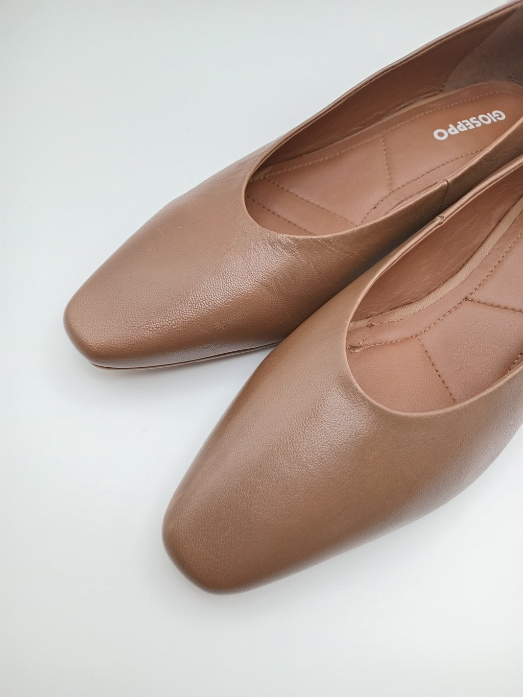 Sabrina Feminina Gioseppo em Pele Castanha; Bico Quadrado e Salto Raspeto; Design Minimalista e Confortável