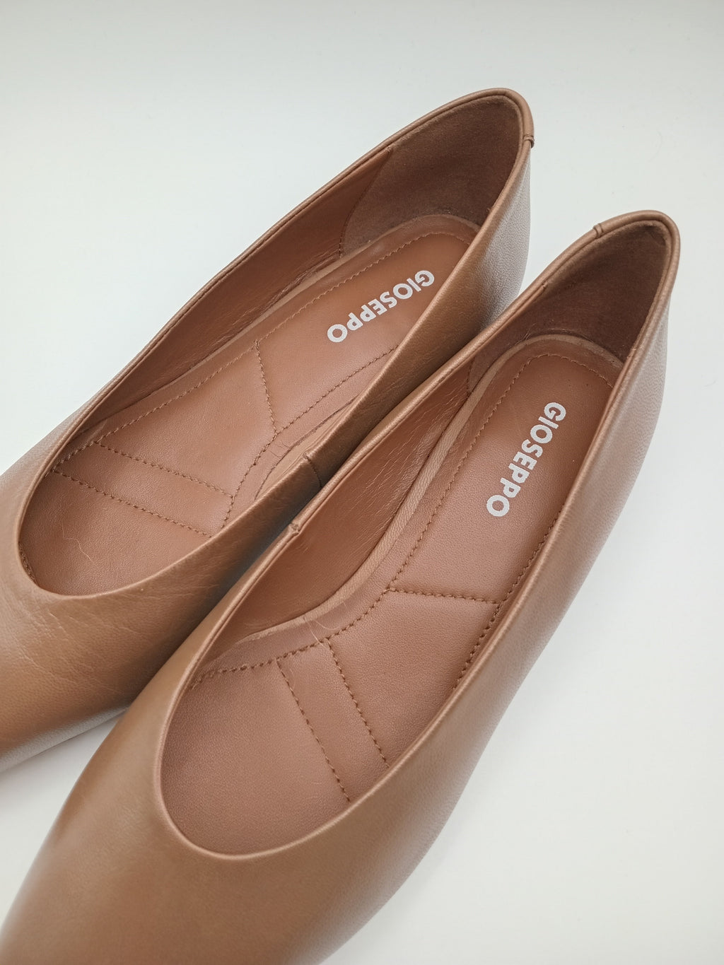 Sabrina Feminina Gioseppo em Pele Castanha; Bico Quadrado e Salto Raspeto; Design Minimalista e Confortável