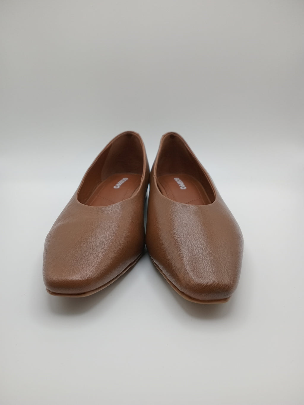 Sabrina Feminina Gioseppo em Pele Castanha; Bico Quadrado e Salto Raspeto; Design Minimalista e Confortável