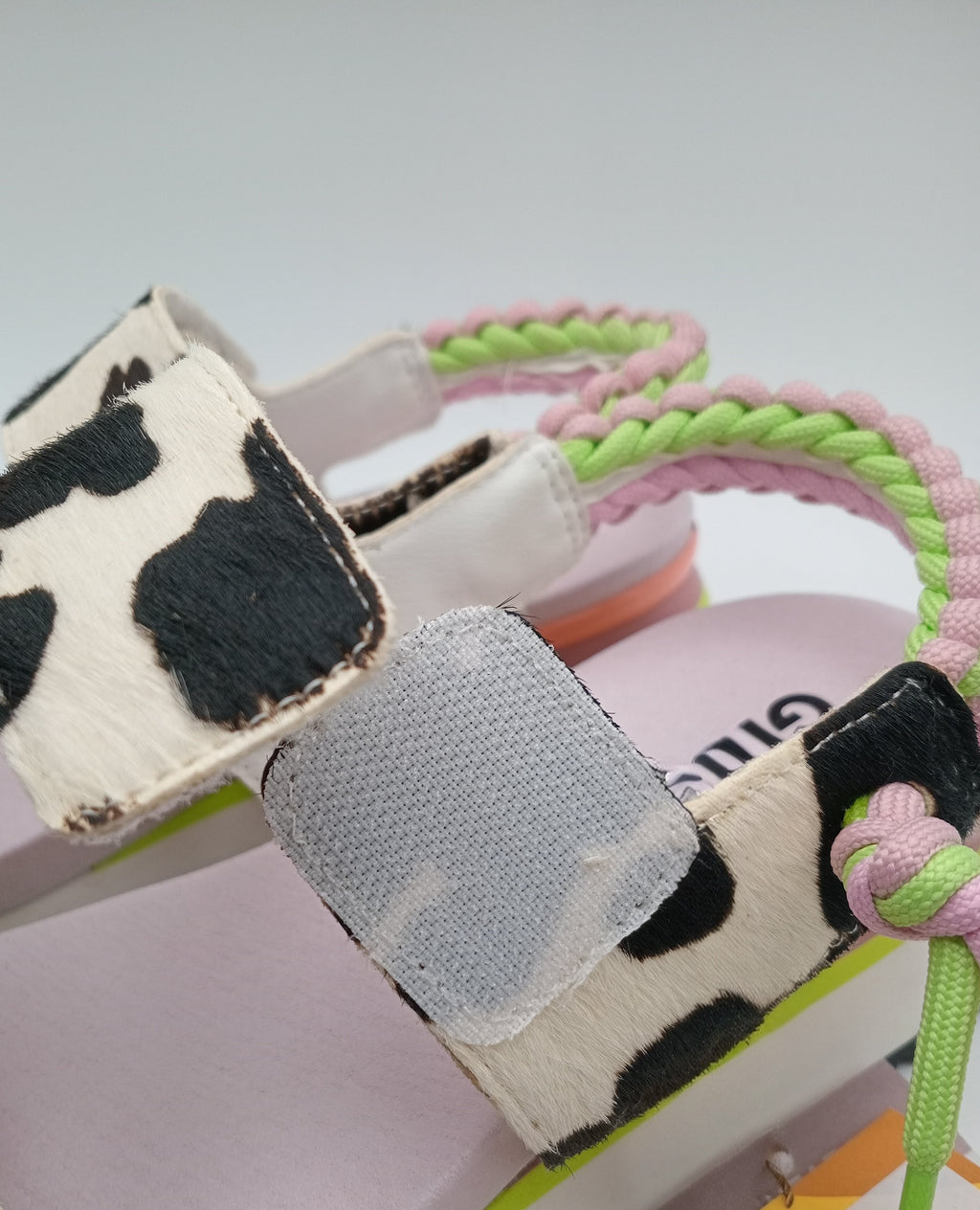 Sandálias Gioseppo Mulher com Padrão Animal Cow Print e Plataforma; Sandálias Desportivas Confortáveis com Velcro e Detalhes Coloridos Neon