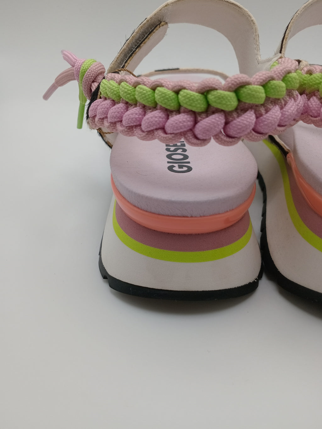 Sandálias Gioseppo Mulher com Padrão Animal Cow Print e Plataforma; Sandálias Desportivas Confortáveis com Velcro e Detalhes Coloridos Neon