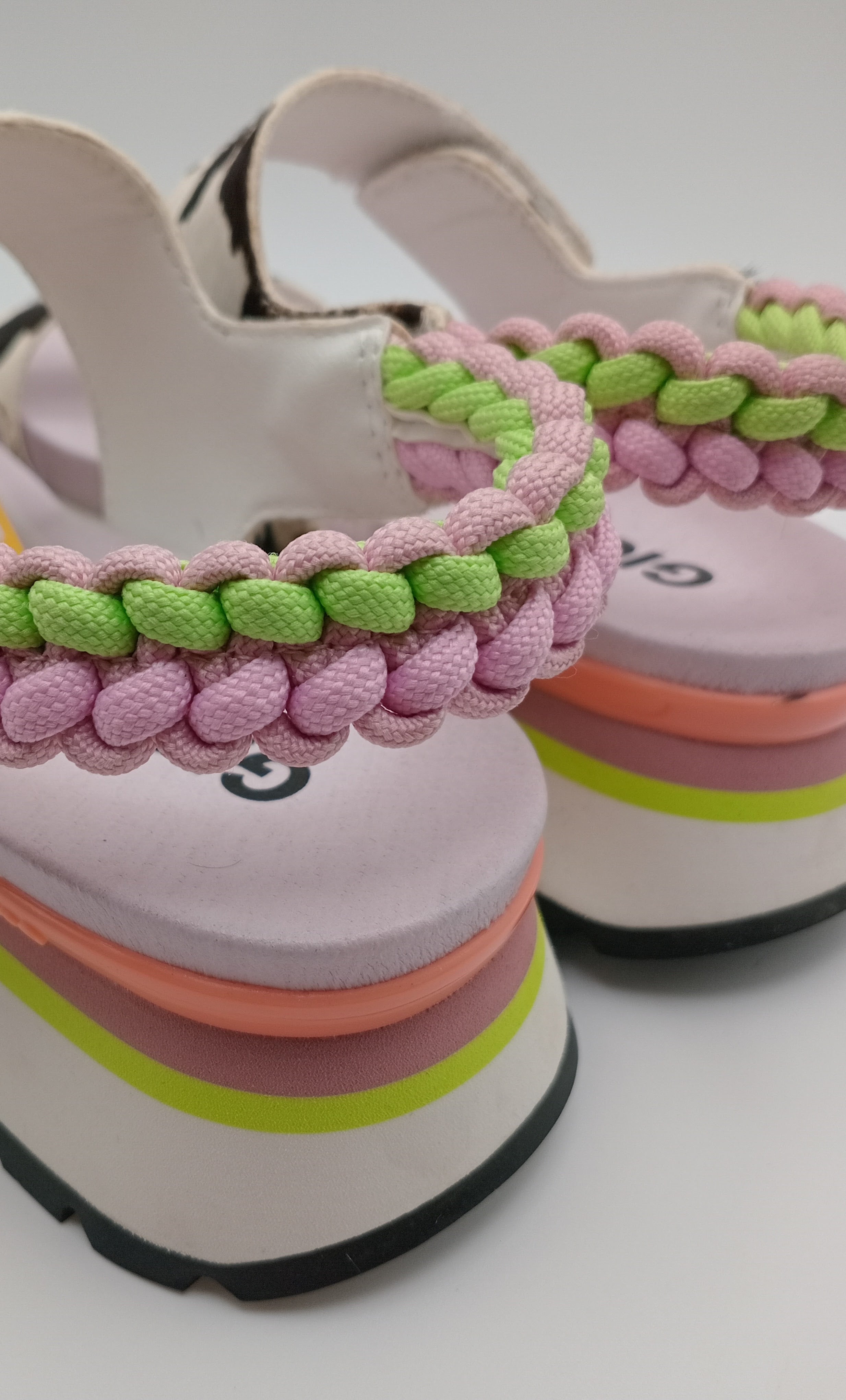 Sandálias Gioseppo Mulher com Padrão Animal Cow Print e Plataforma; Sandálias Desportivas Confortáveis com Velcro e Detalhes Coloridos Neon