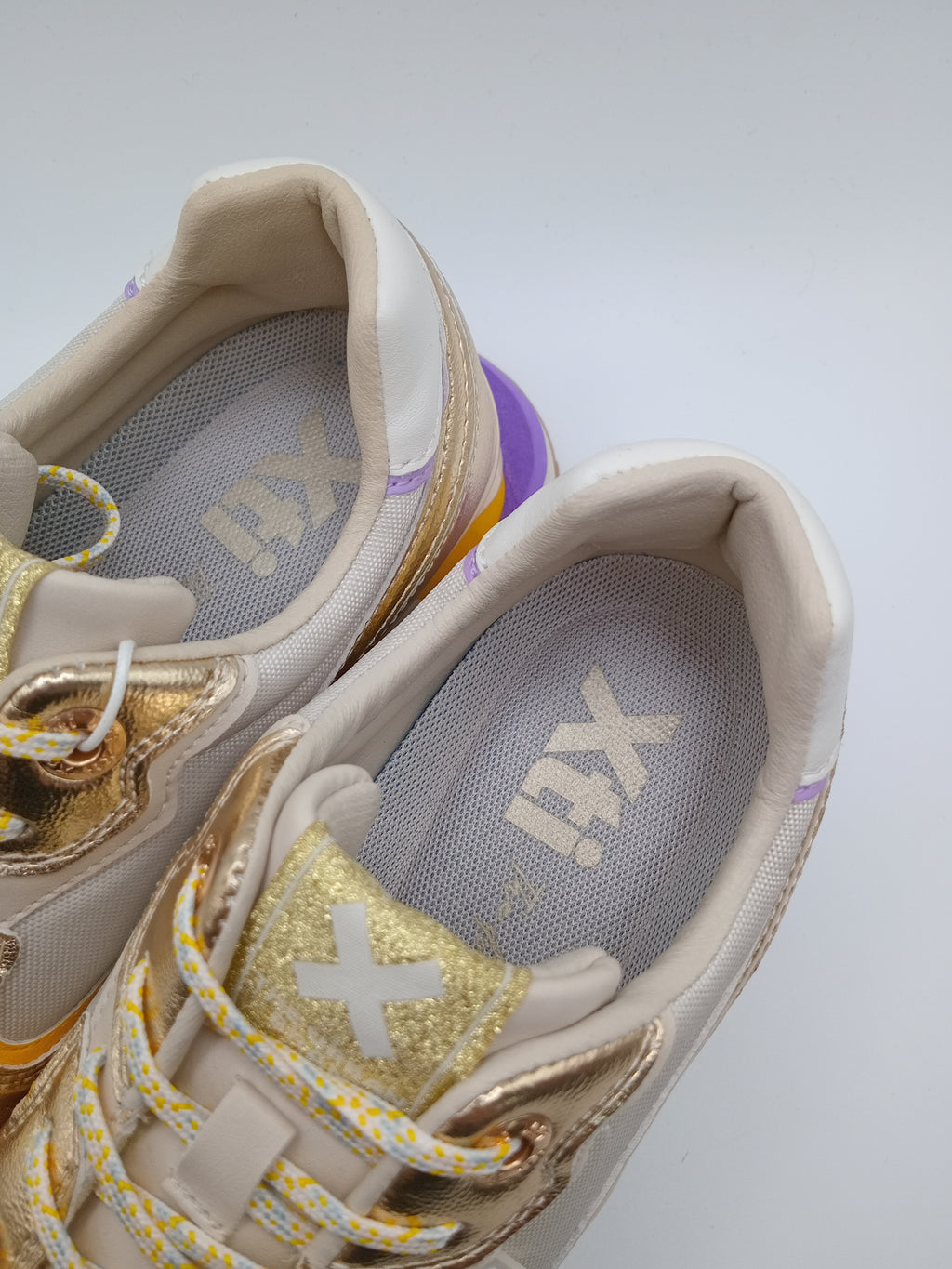 TÊNIS XTI DOURADO MULTI CORES ROXO LARANJA AMARELO VERDE ÁGUA BICUDO