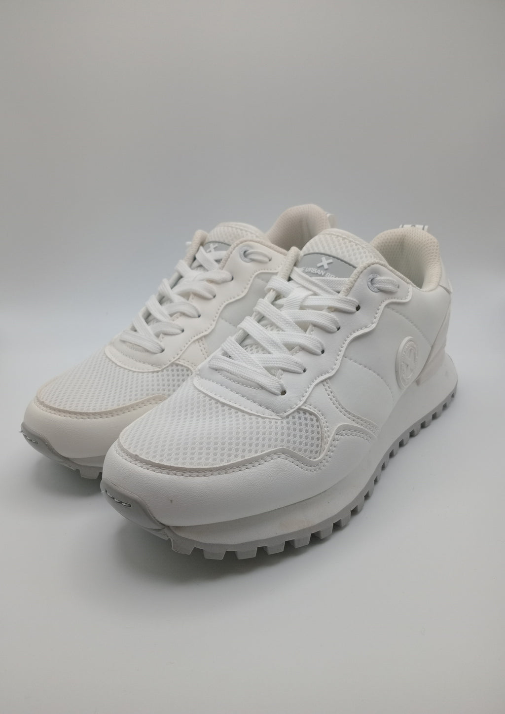 TÊNIS XTI BRANCO TECIDO SPORT SOLA ANTIDERRAPANTE CINZA
