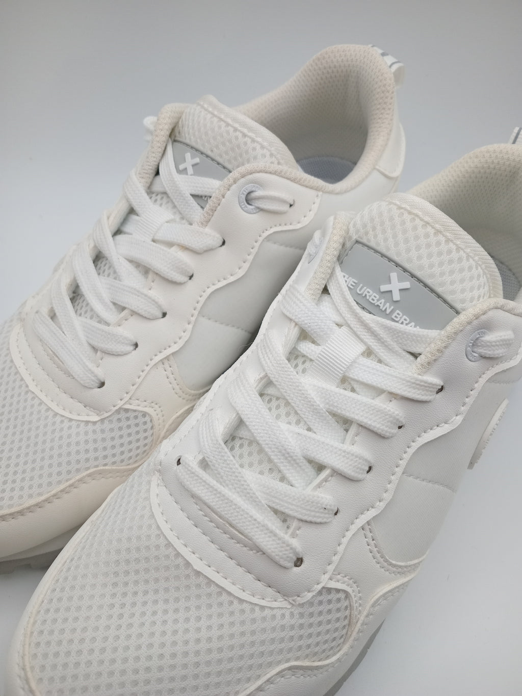 TÊNIS XTI BRANCO TECIDO SPORT SOLA ANTIDERRAPANTE CINZA