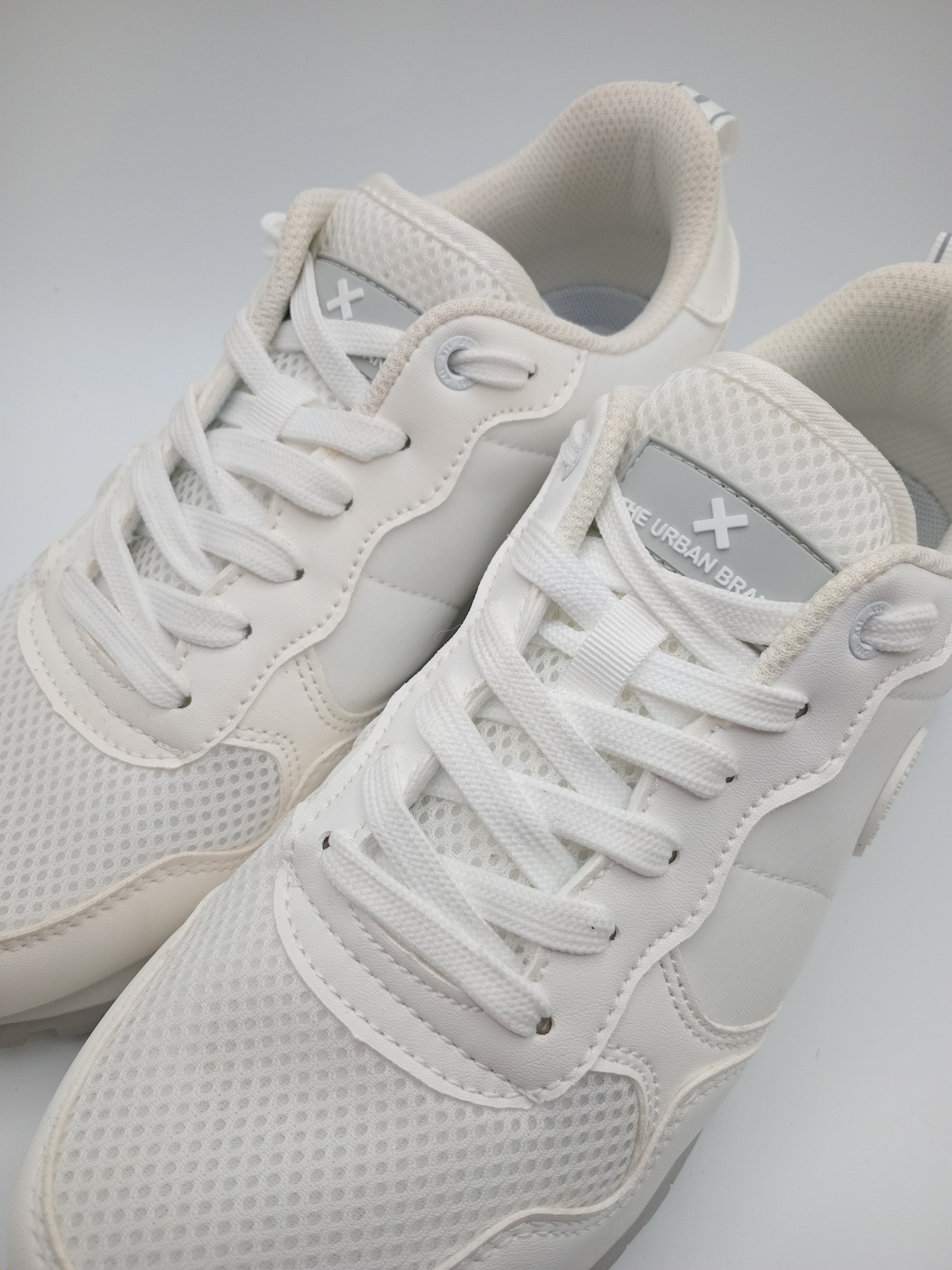TÊNIS XTI BRANCO TECIDO SPORT SOLA ANTIDERRAPANTE CINZA