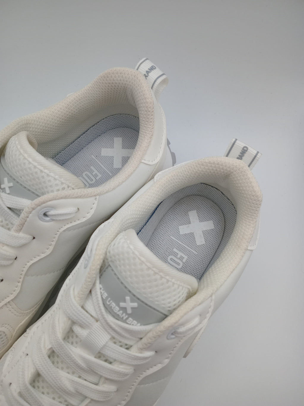TÊNIS XTI BRANCO TECIDO SPORT SOLA ANTIDERRAPANTE CINZA