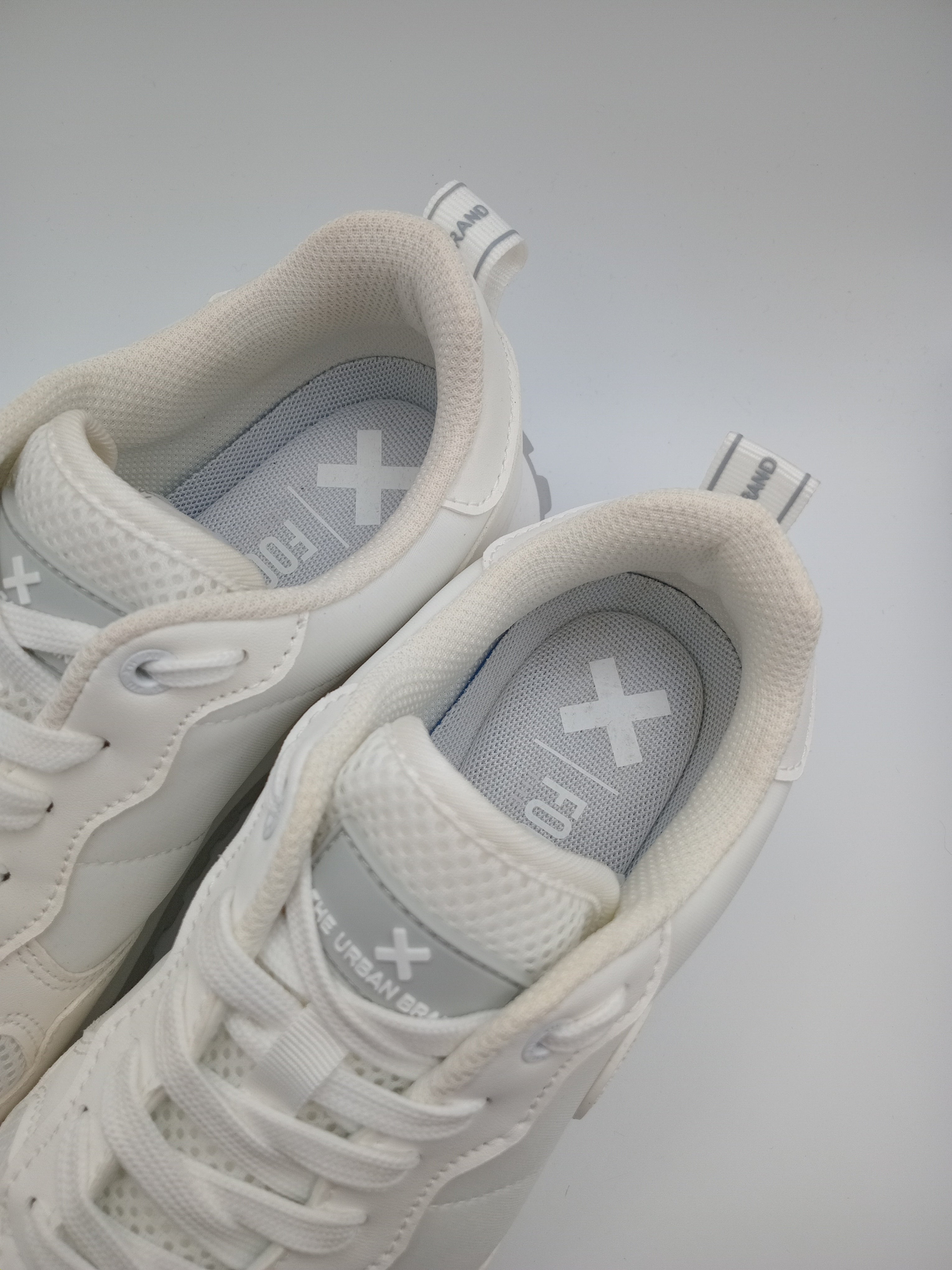 TÊNIS XTI BRANCO TECIDO SPORT SOLA ANTIDERRAPANTE CINZA