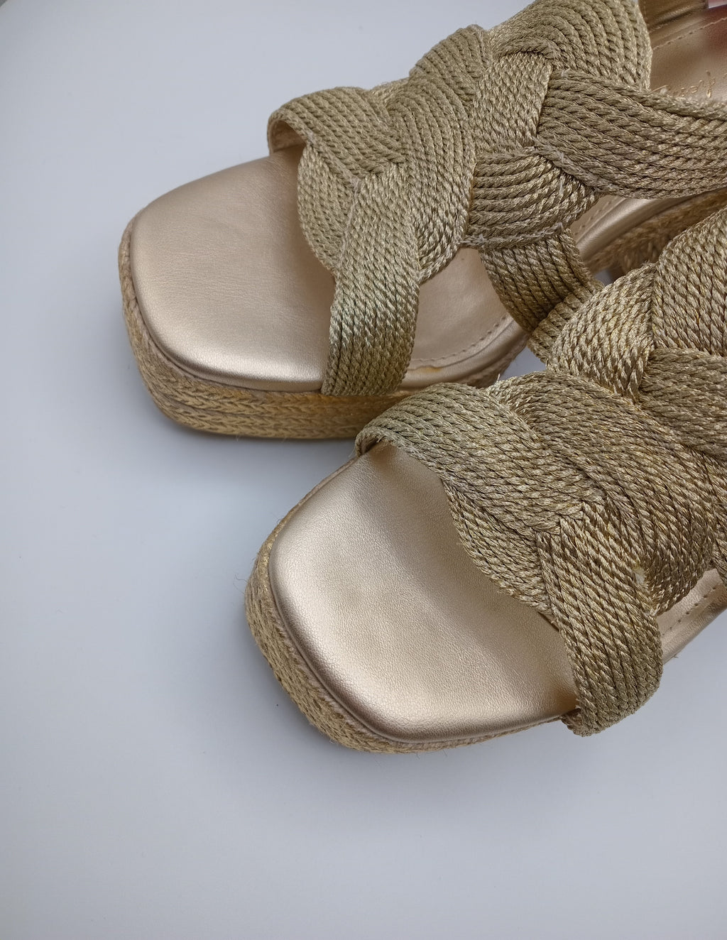 Sandália de Cunha Xti com Plataforma em Esparto; Calçado Feminino de Salto Alto com Tiras Entrançadas em Dourado; Sapatos de Verão Elegantes e Confortáveis para Mulher