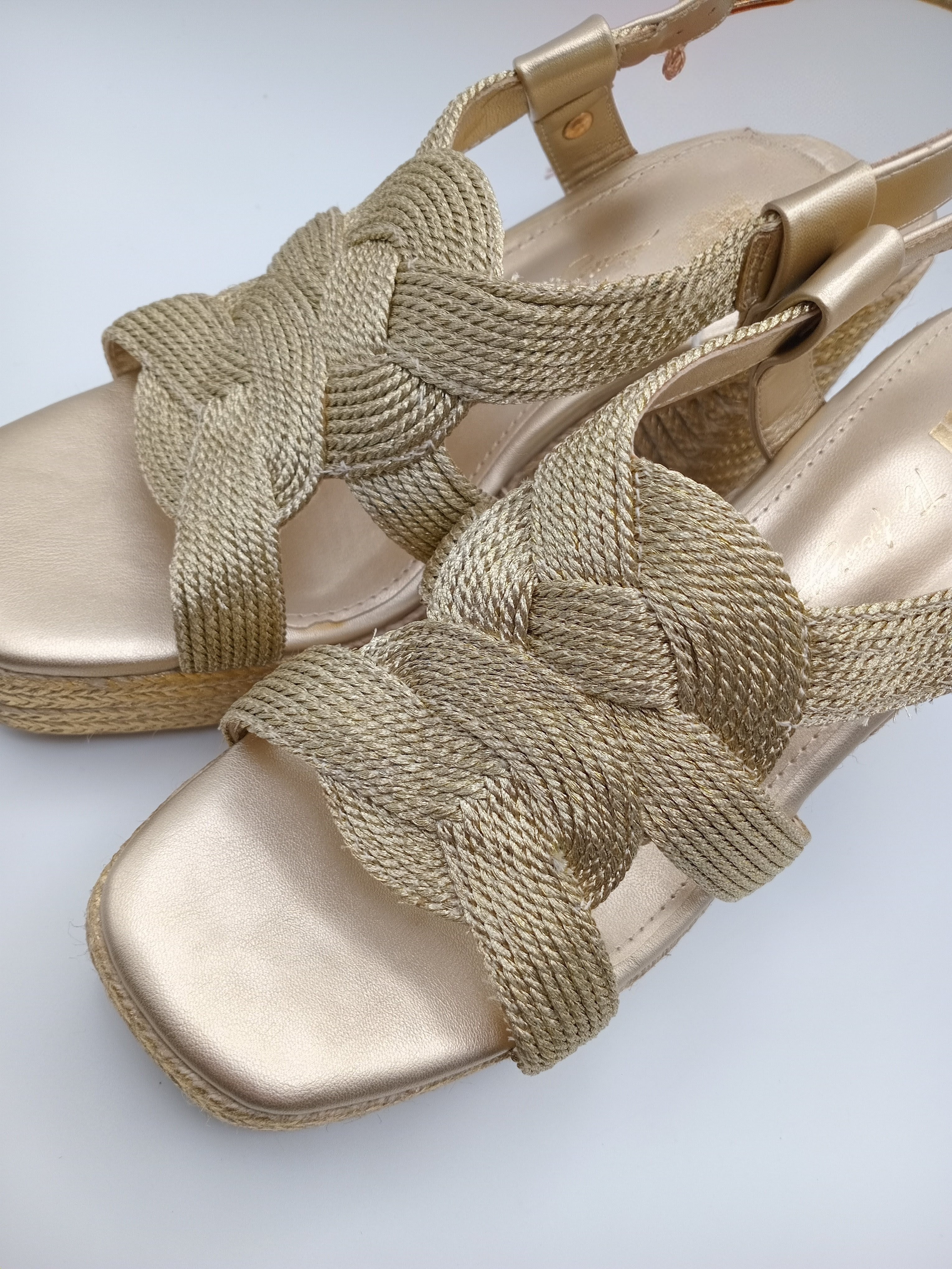 Sandália de Cunha Xti com Plataforma em Esparto; Calçado Feminino de Salto Alto com Tiras Entrançadas em Dourado; Sapatos de Verão Elegantes e Confortáveis para Mulher