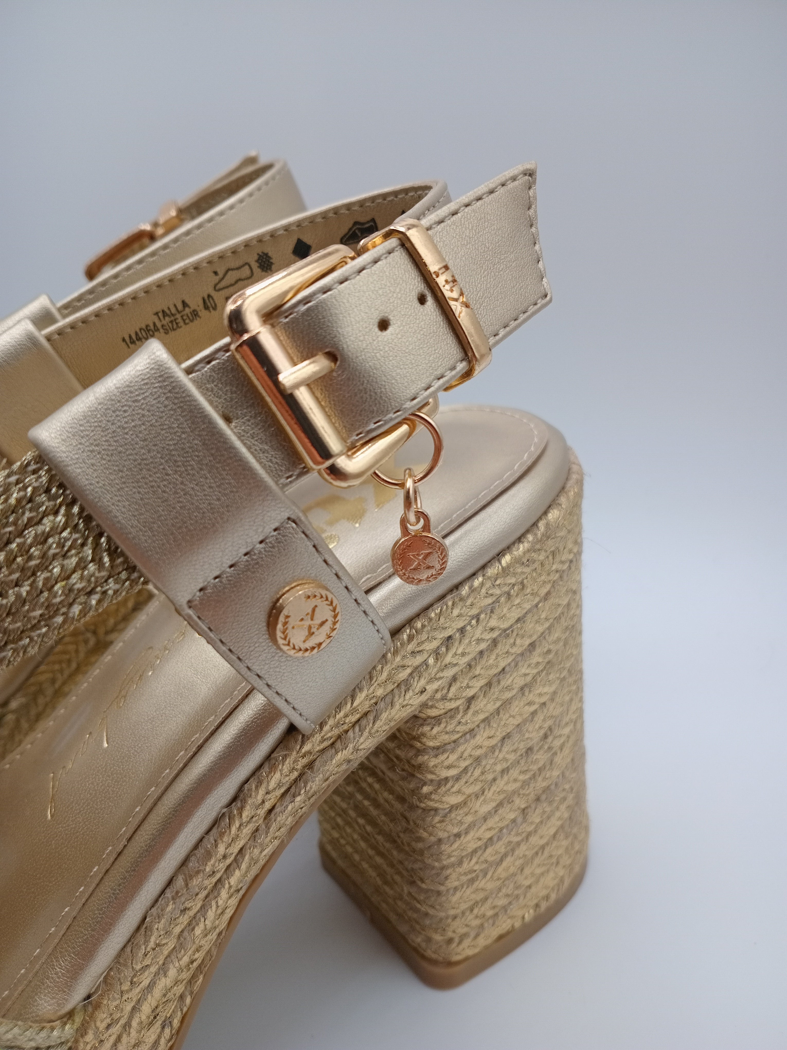 Sandália de Cunha Xti com Plataforma em Esparto; Calçado Feminino de Salto Alto com Tiras Entrançadas em Dourado; Sapatos de Verão Elegantes e Confortáveis para Mulher