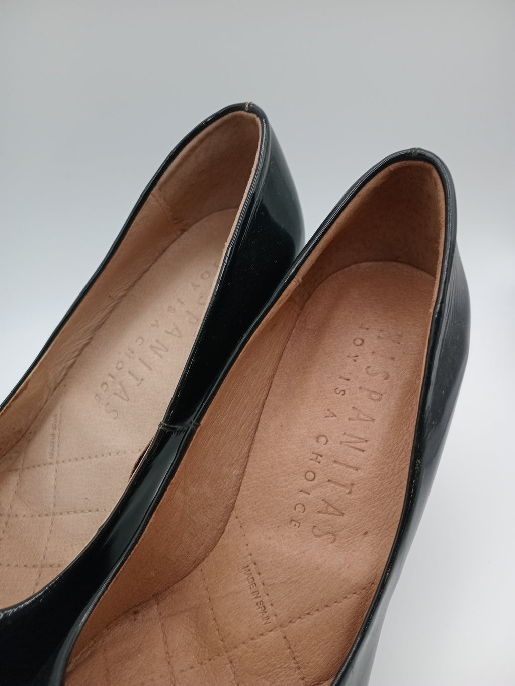 SALTO SCARPIN HISPANITAS PRETO COURO APLICAÇÃO QUADRADO PRATA BICUDO