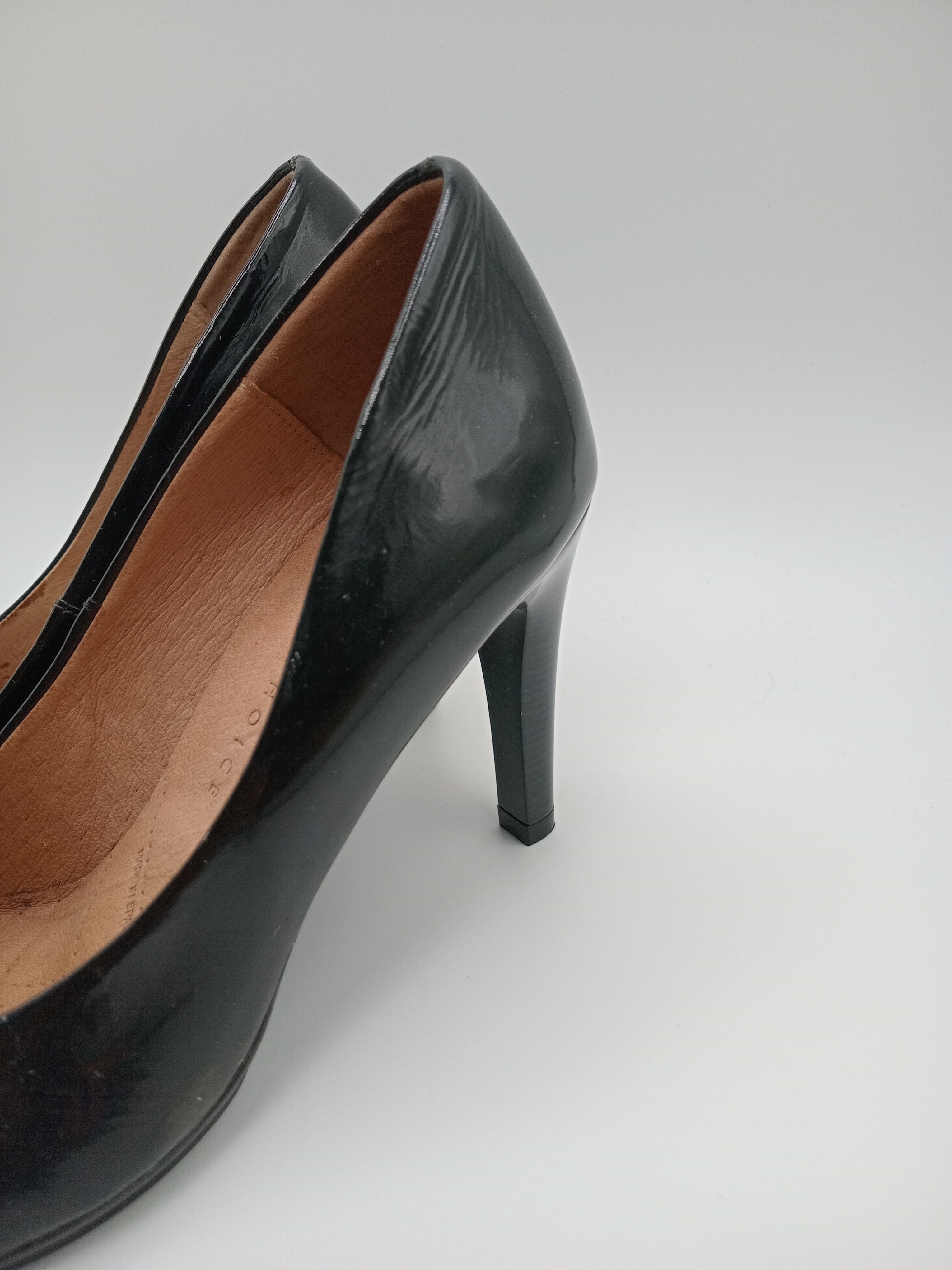 SALTO SCARPIN HISPANITAS PRETO COURO APLICAÇÃO QUADRADO PRATA BICUDO