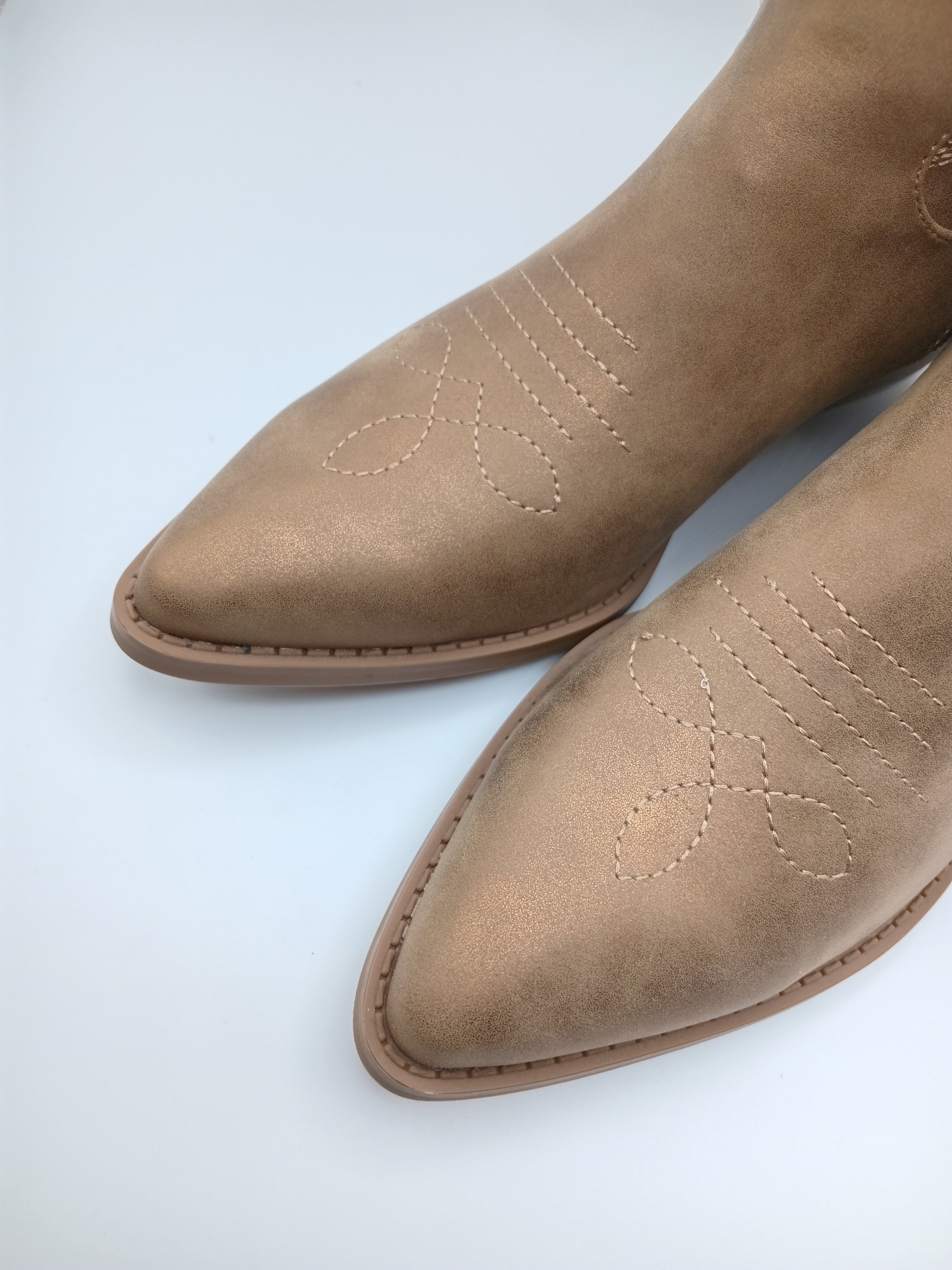 BOTA COWGIRL FINDLAY DOURADO ECO PELE BORDADO BICUDO ZIPER