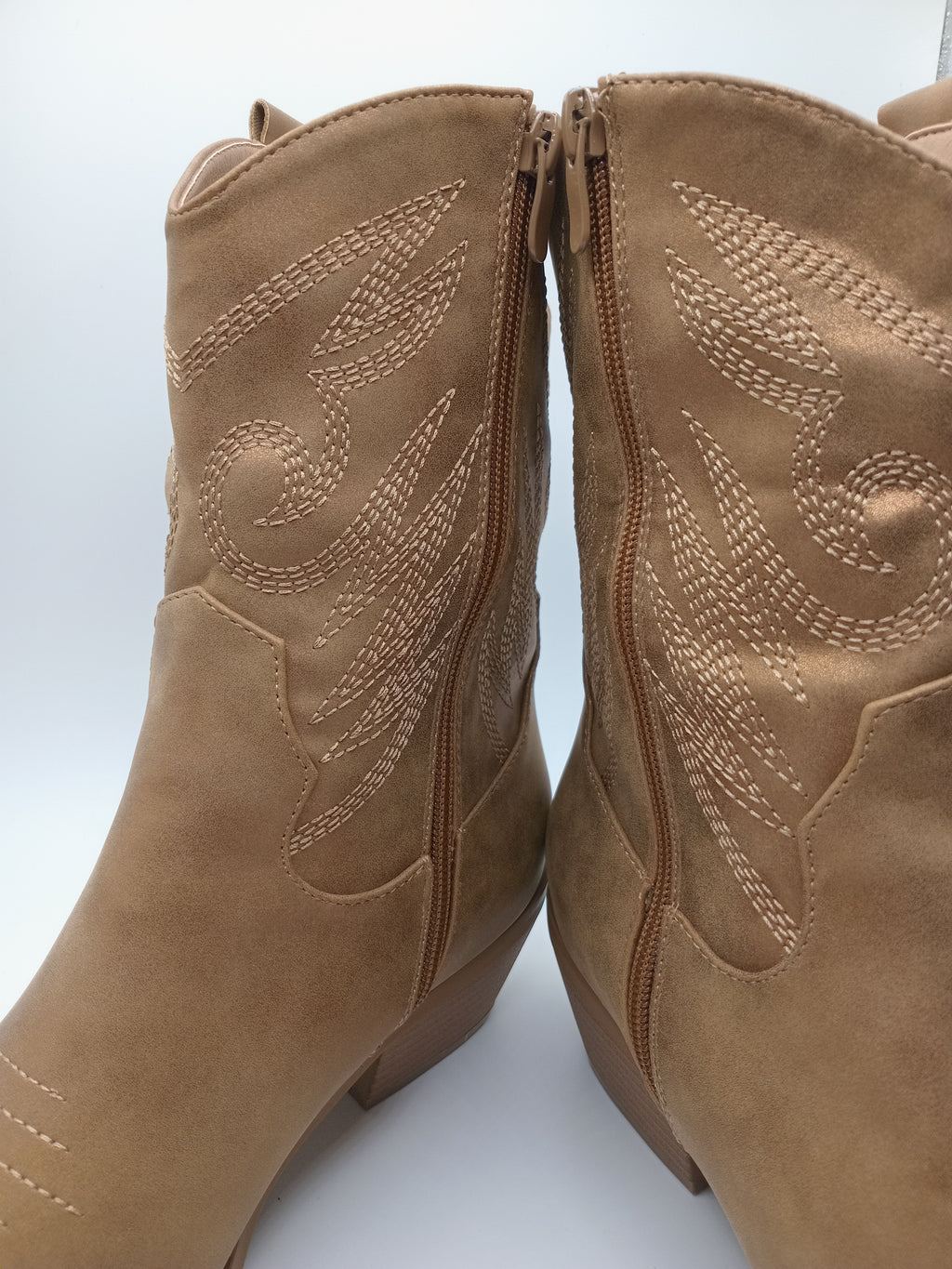 BOTA COWGIRL FINDLAY DOURADO ECO PELE BORDADO BICUDO ZIPER