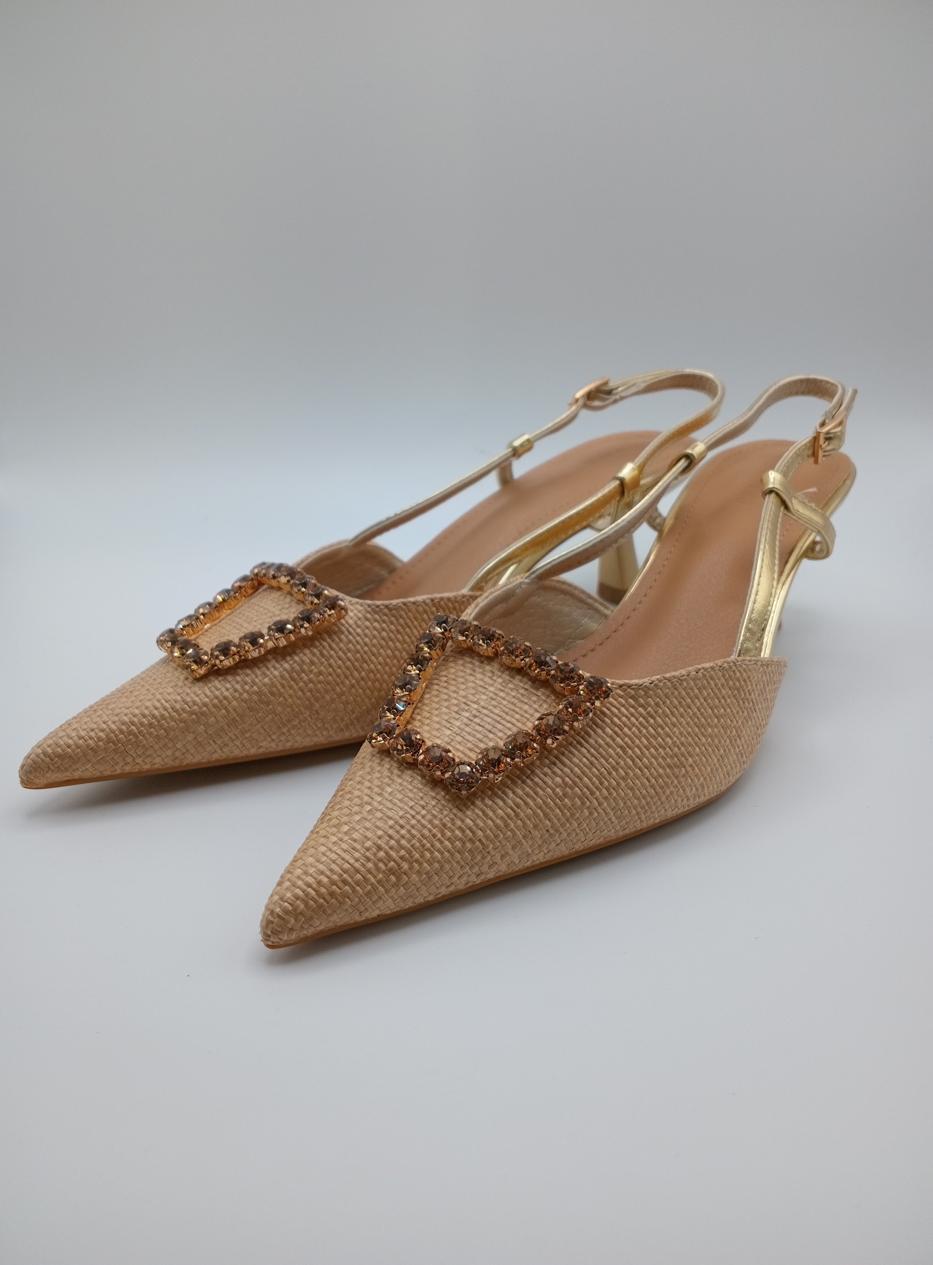 SABRINA SALTO MULLET BUONAROTTI BEGE DOURADO APLICAÇÃO QUADRADO PEDRA BRILHO BICUDO