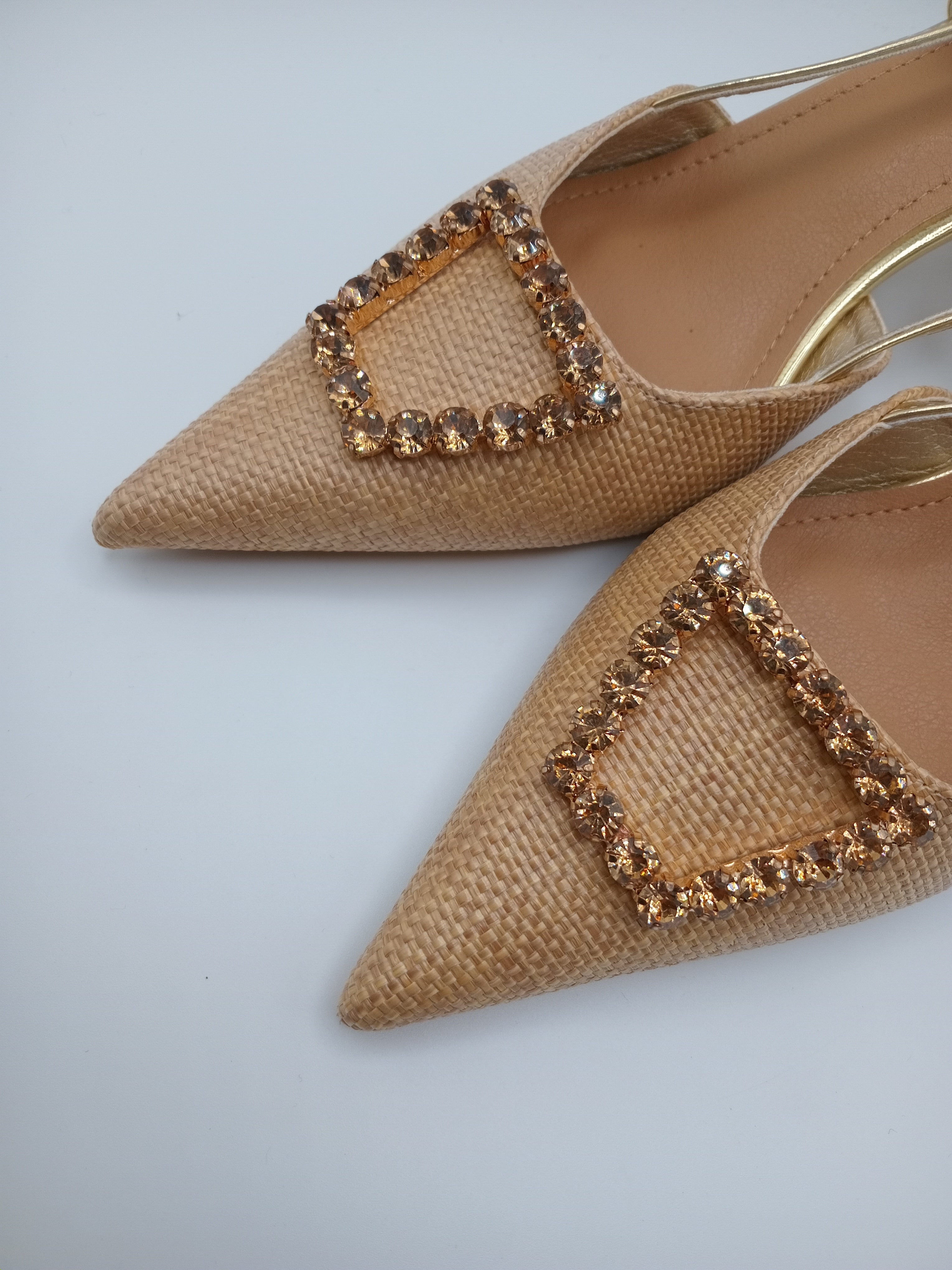 SABRINA SALTO MULLET BUONAROTTI BEGE DOURADO APLICAÇÃO QUADRADO PEDRA BRILHO BICUDO